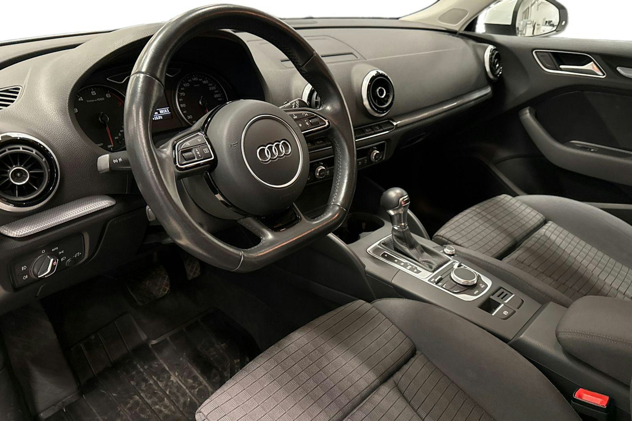 valkoinen Audi A3 2016 kuva 7.