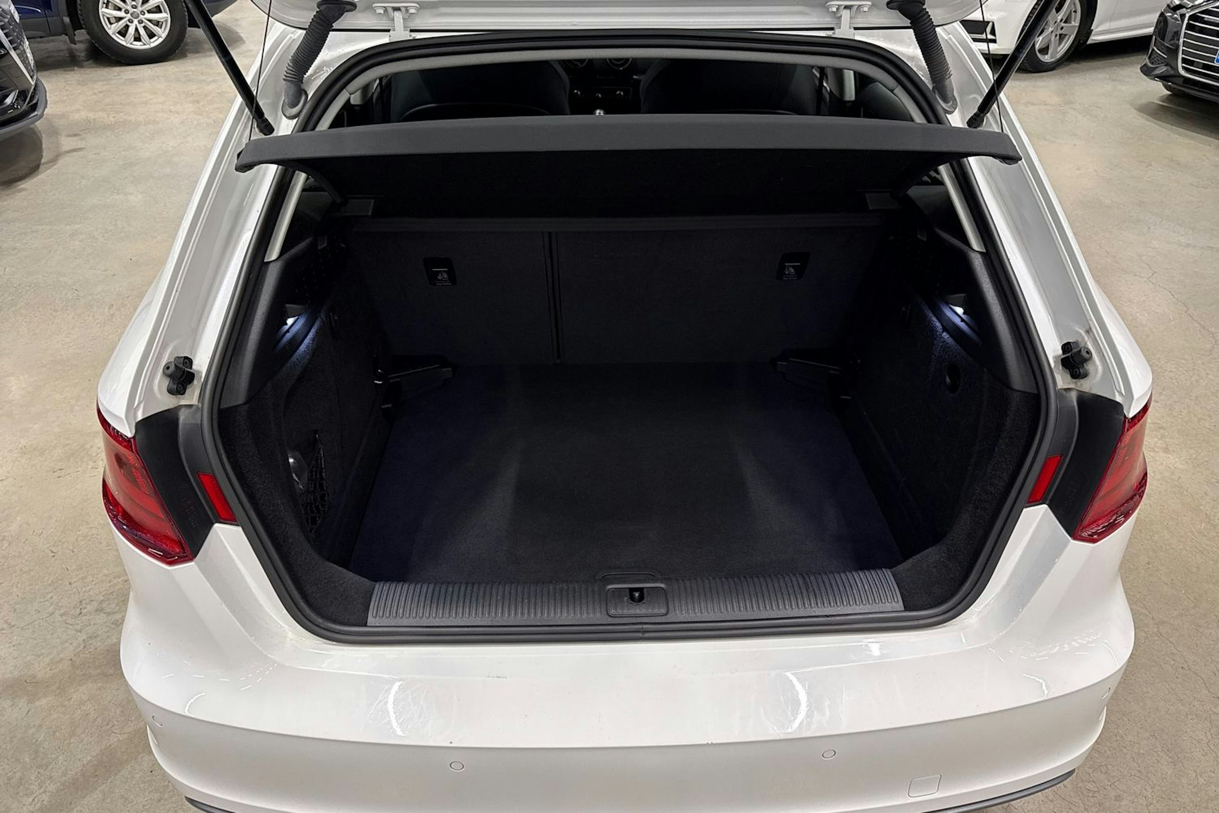 valkoinen Audi A3 2016 kuva 14.