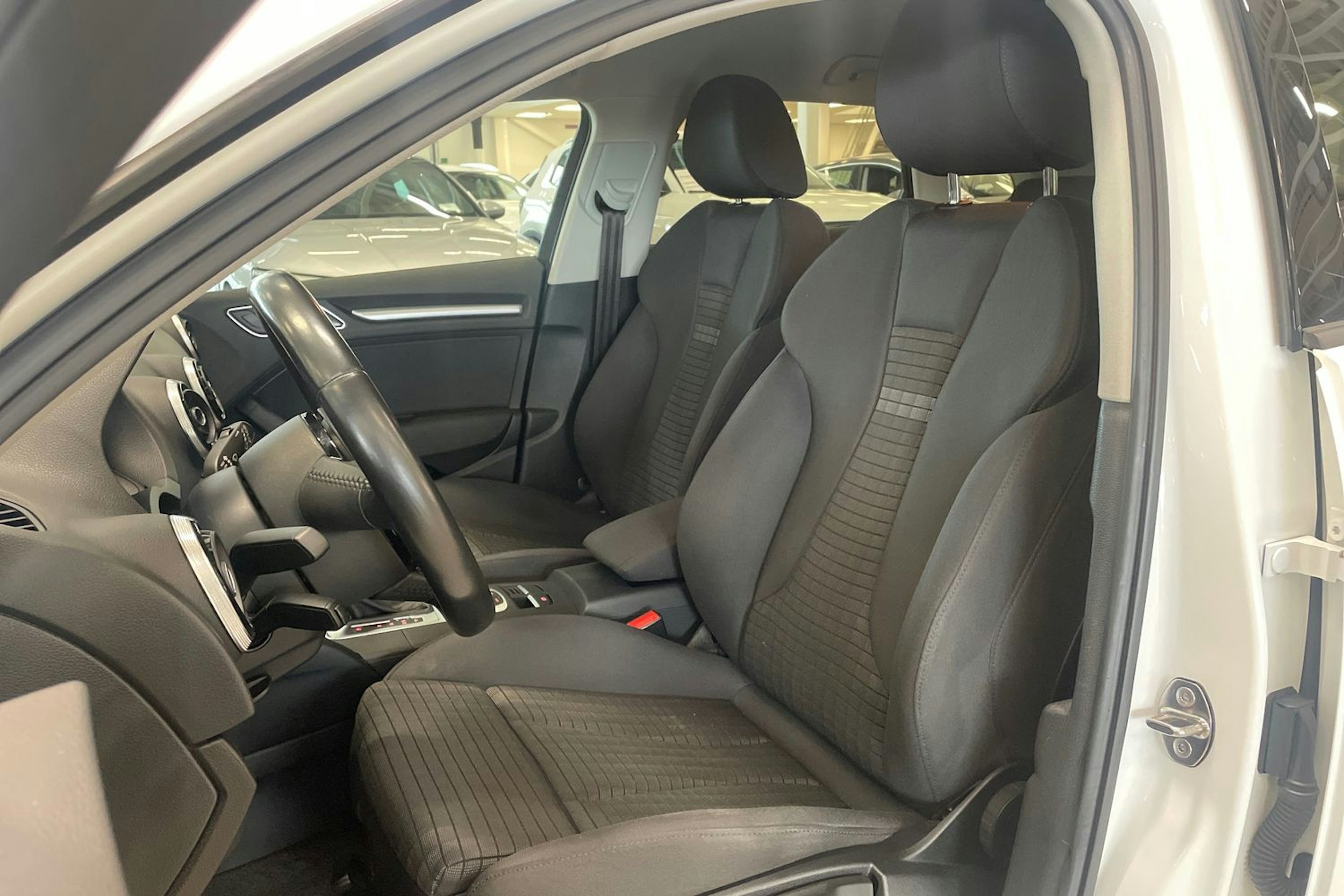 valkoinen Audi A3 2016 kuva 14.