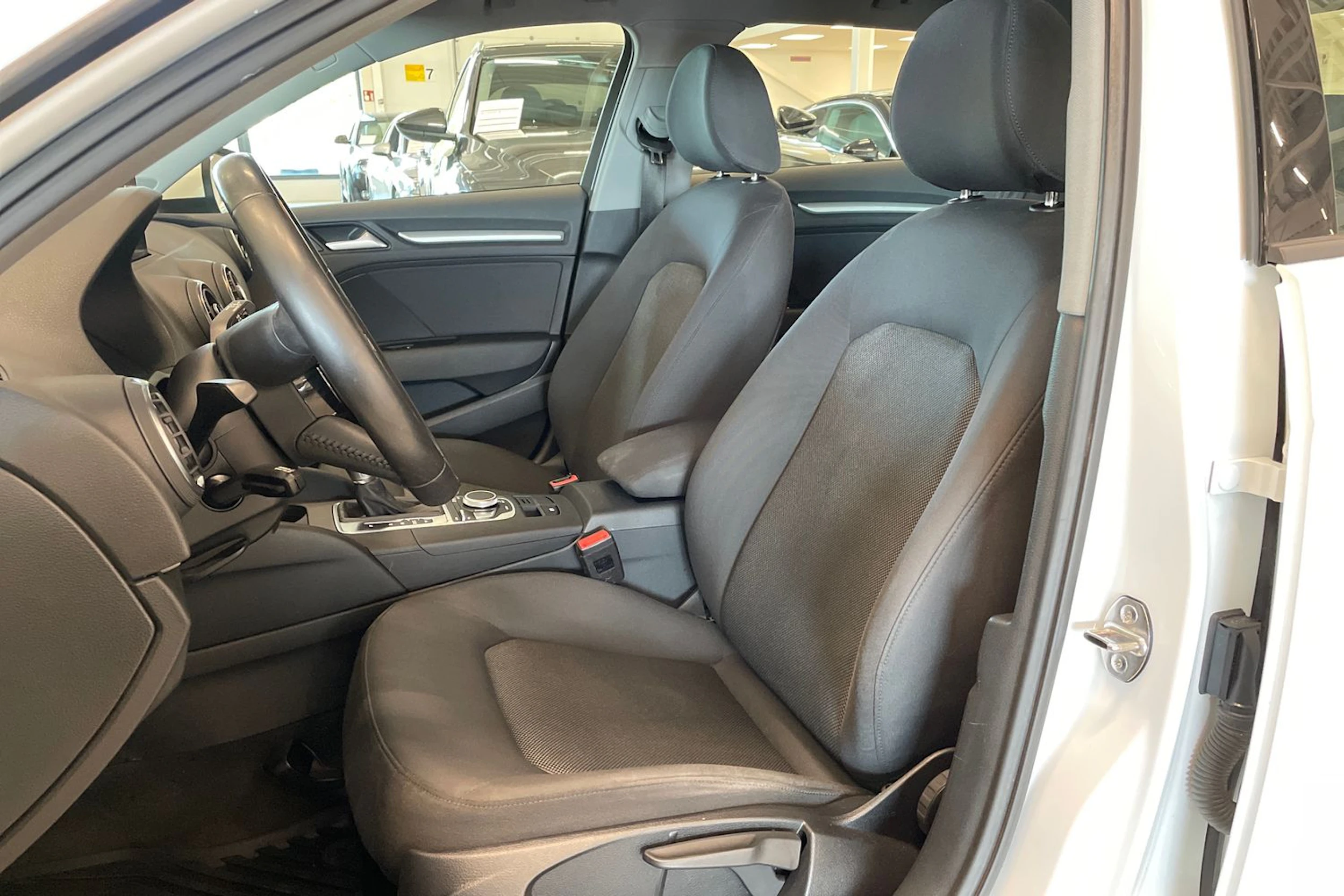 valkoinen Audi A3 2016 kuva 11.