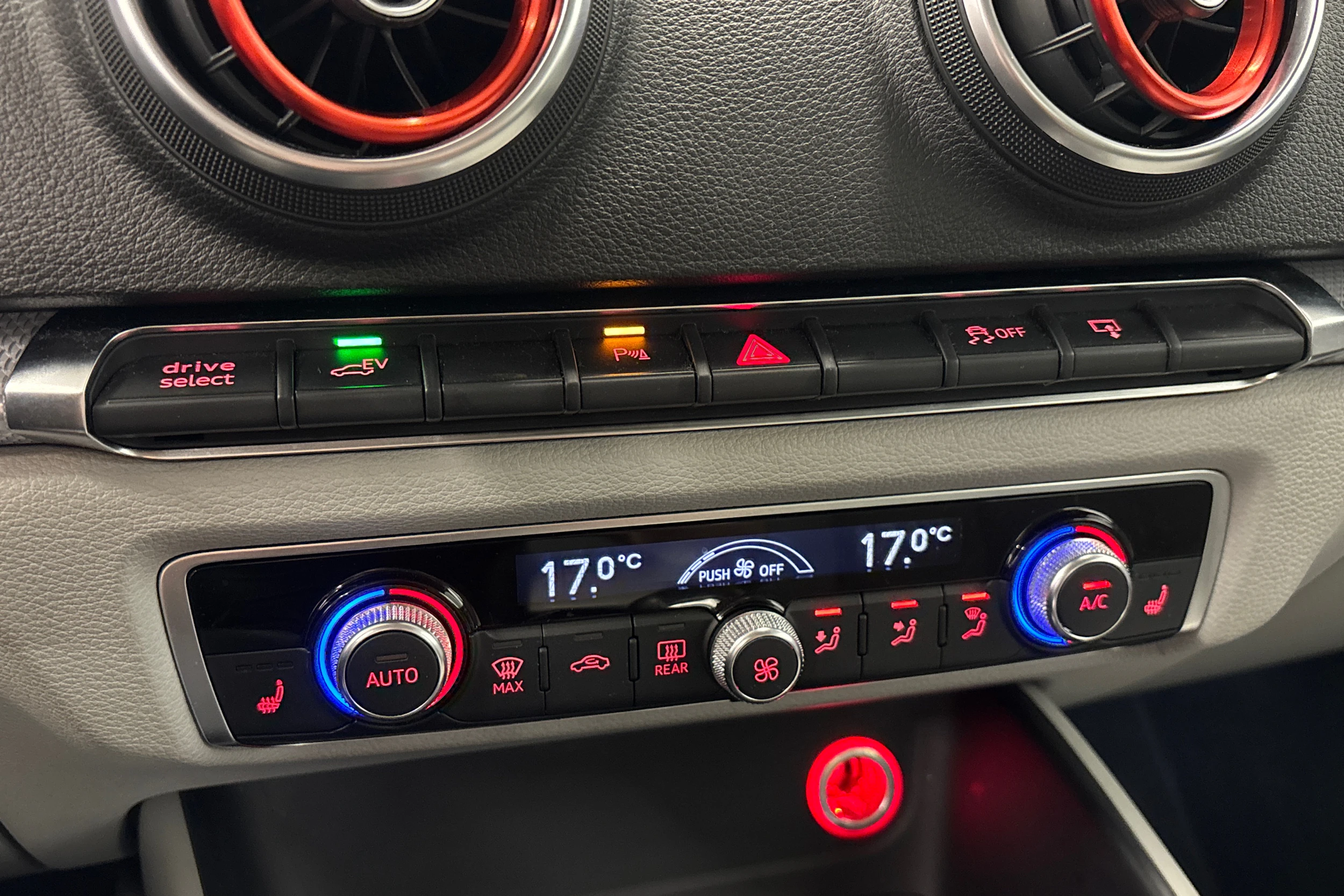 punainen Audi A3 2016 kuva 21.