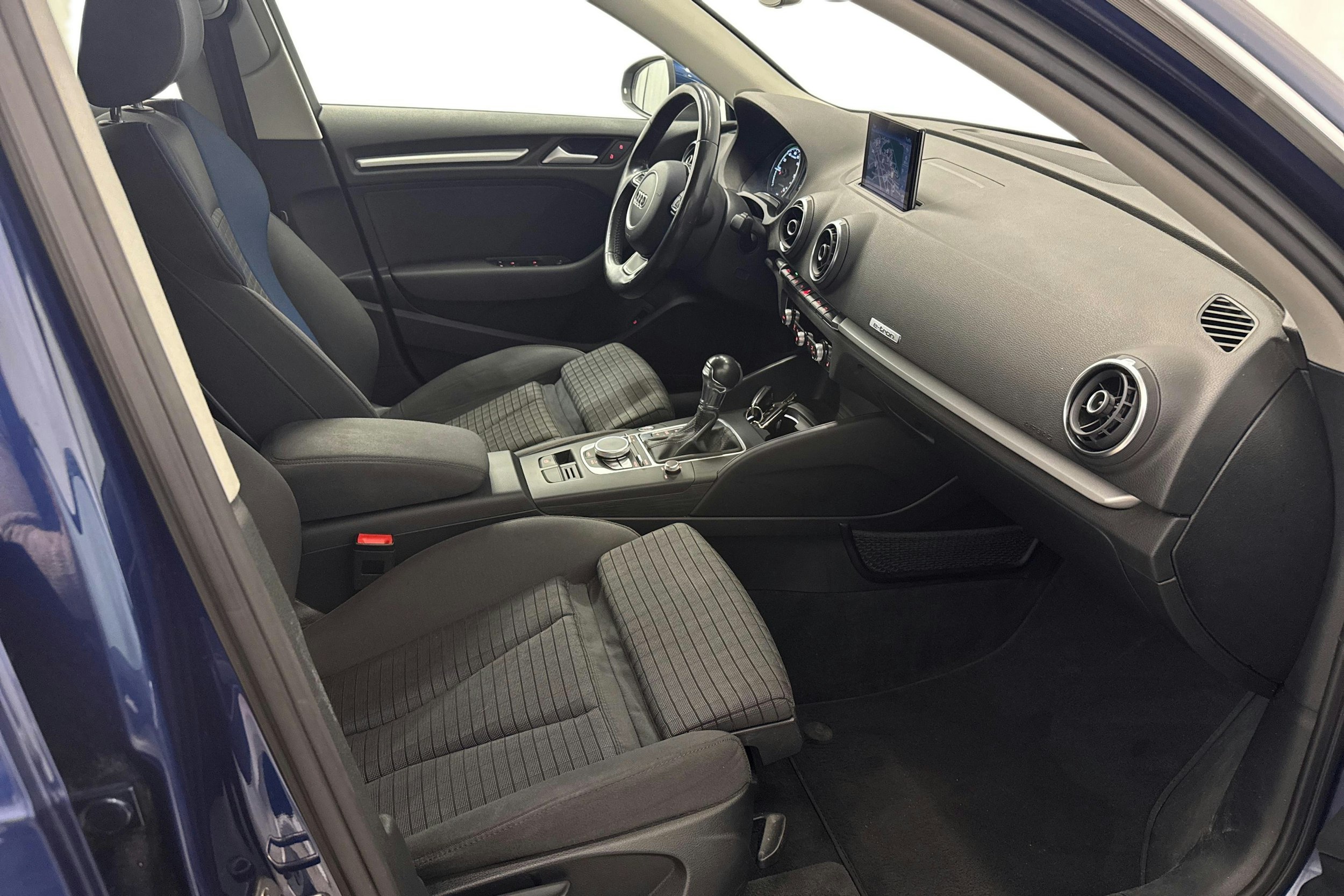 sininen Audi A3 2016 kuva 9.
