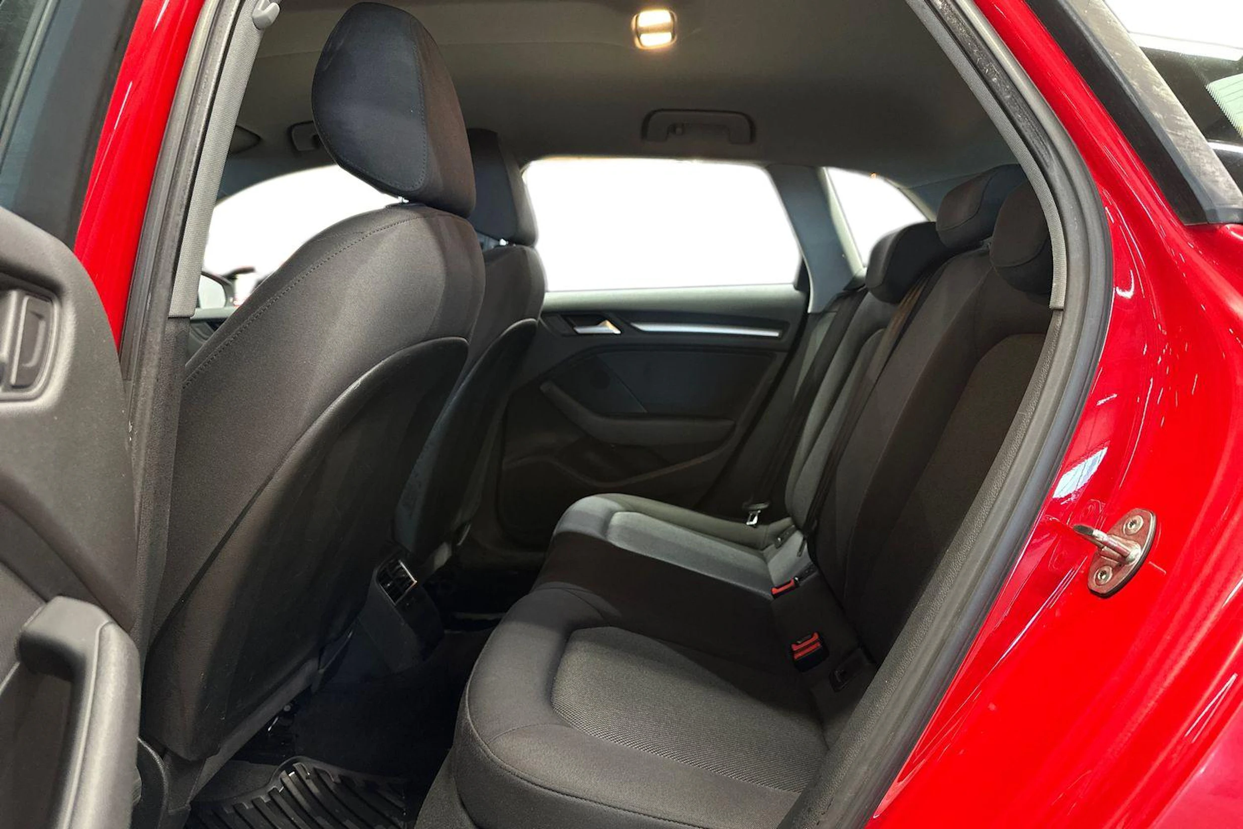 punainen Audi A3 2017 kuva 15.