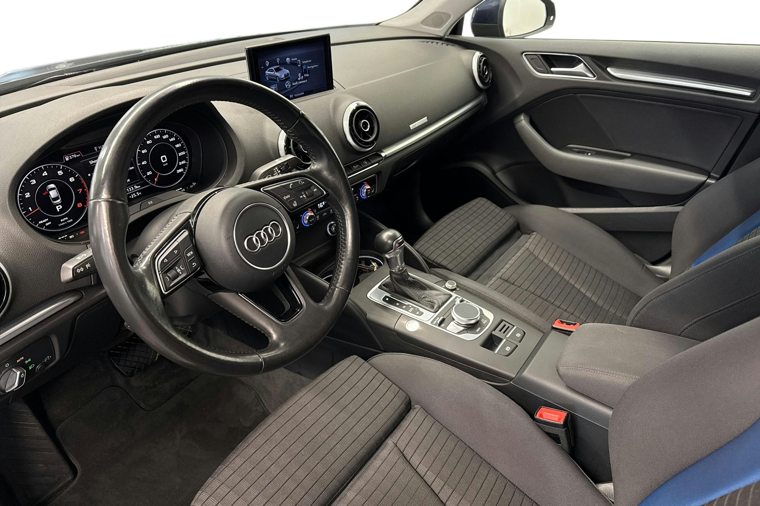 Harmaa Audi A3 2016 kuva 7.