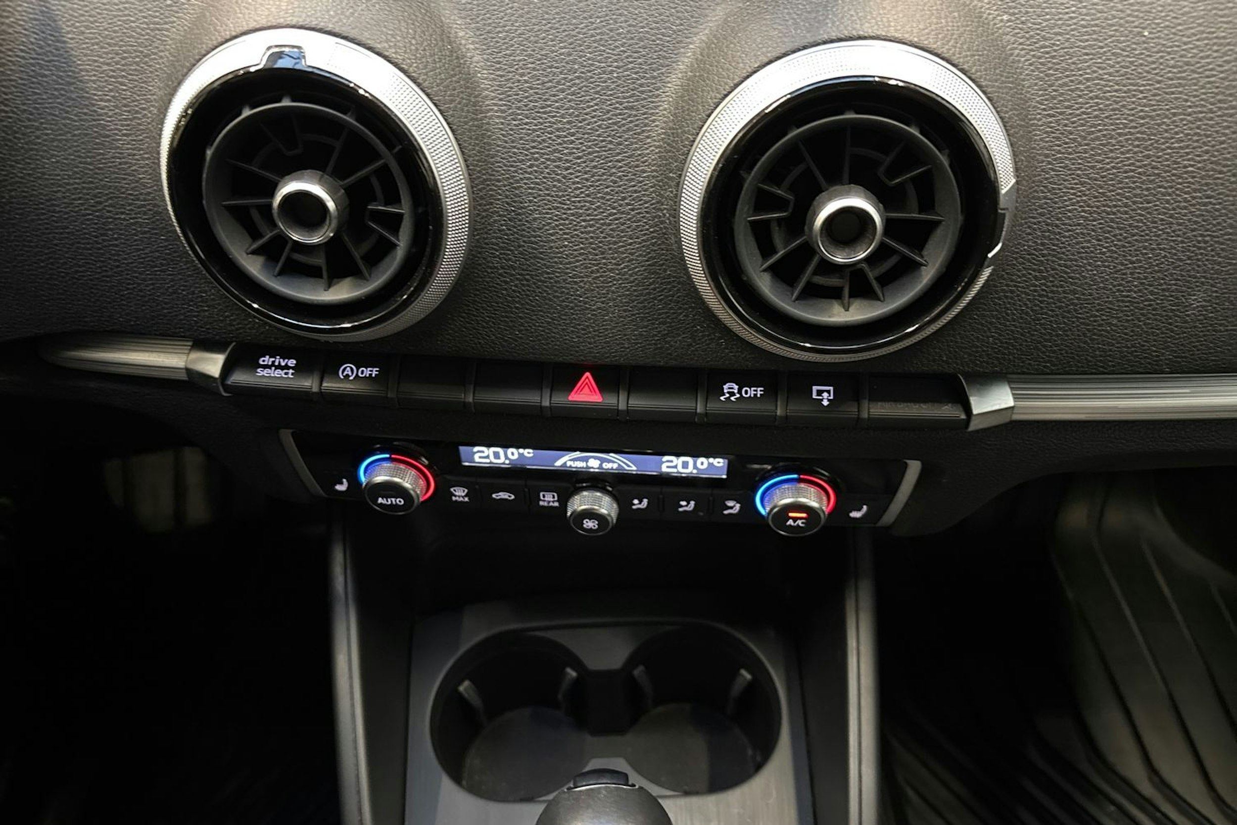 punainen Audi A3 2017 kuva 22.