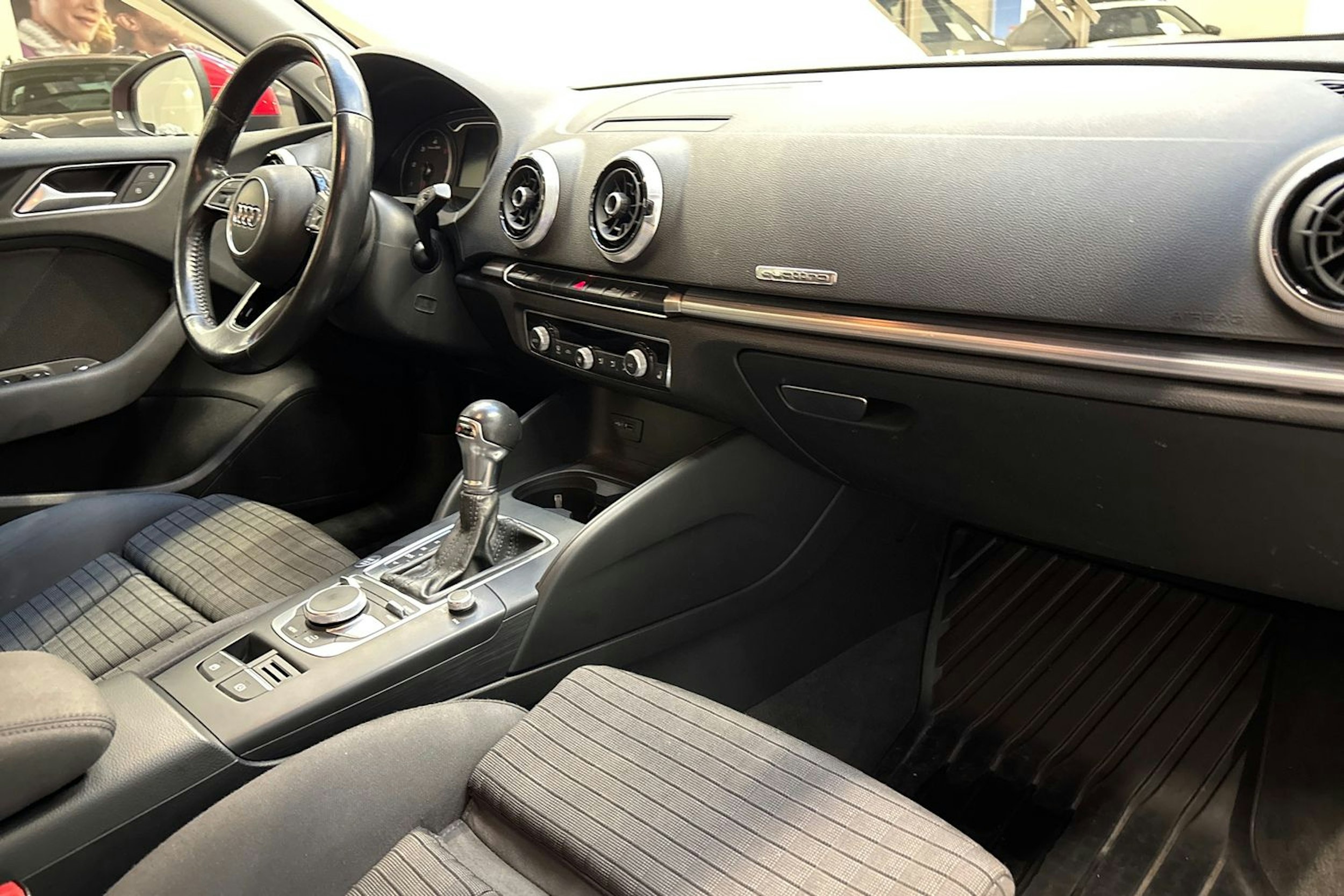 punainen Audi A3 2017 kuva 25.