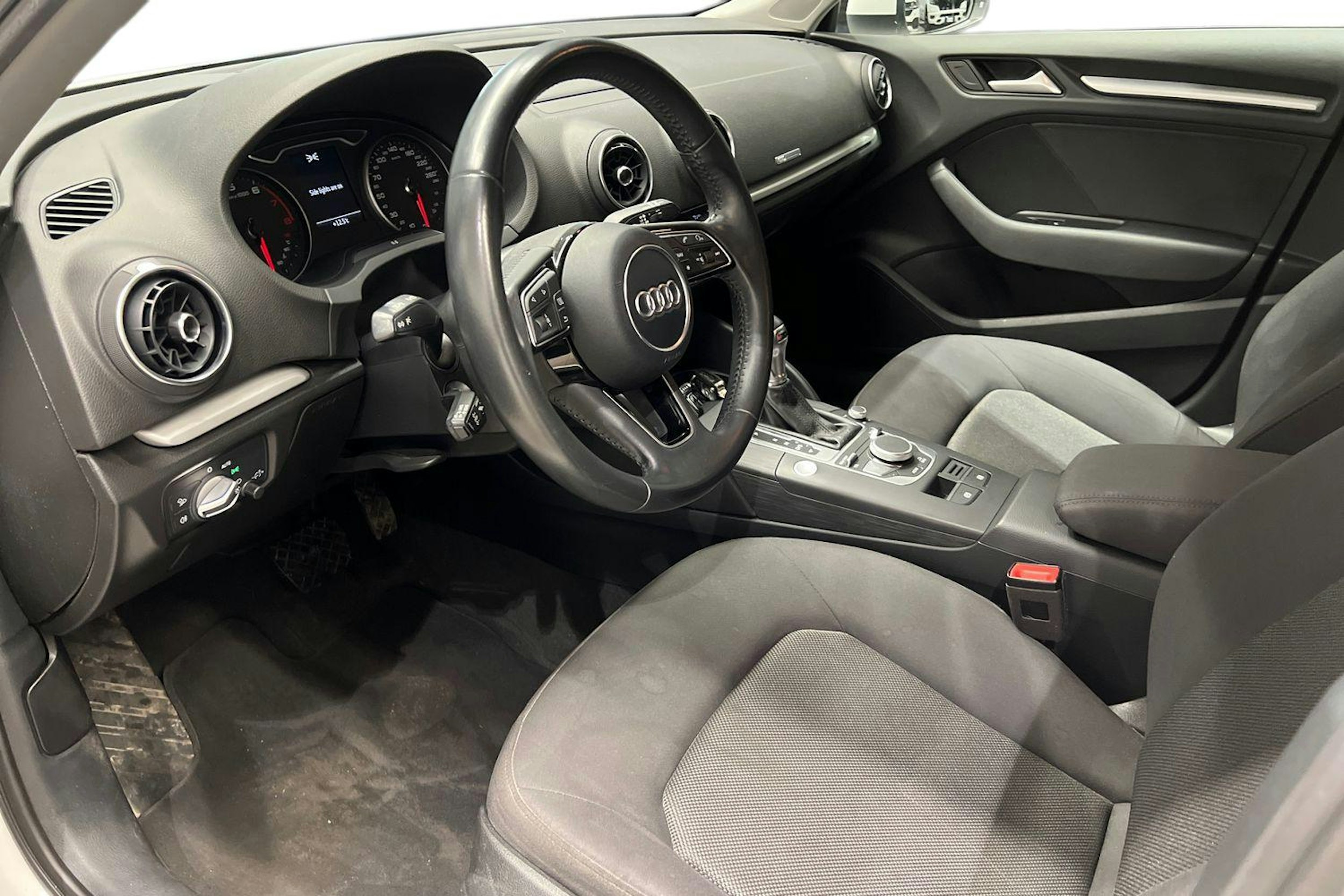 valkoinen Audi A3 2017 kuva 3.