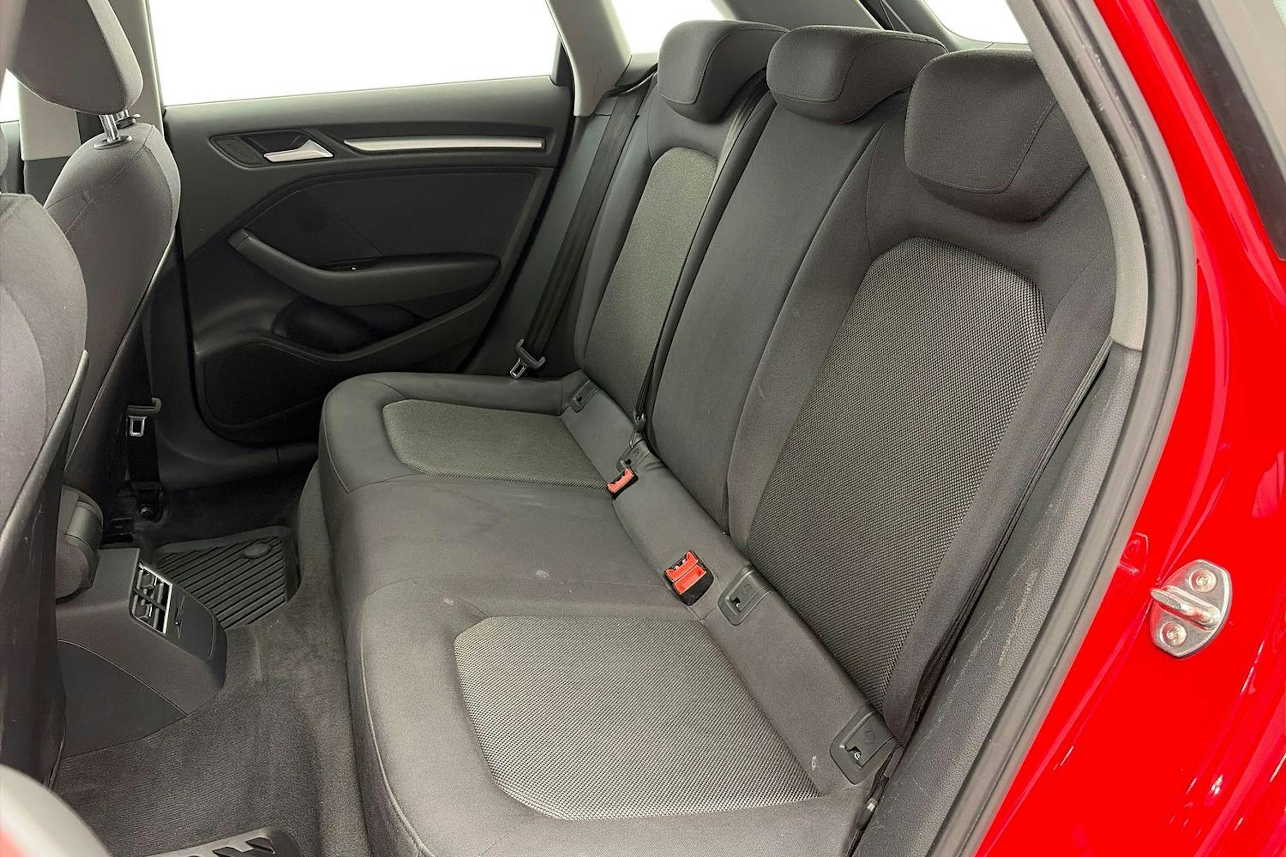 punainen Audi A3 2017 kuva 10.