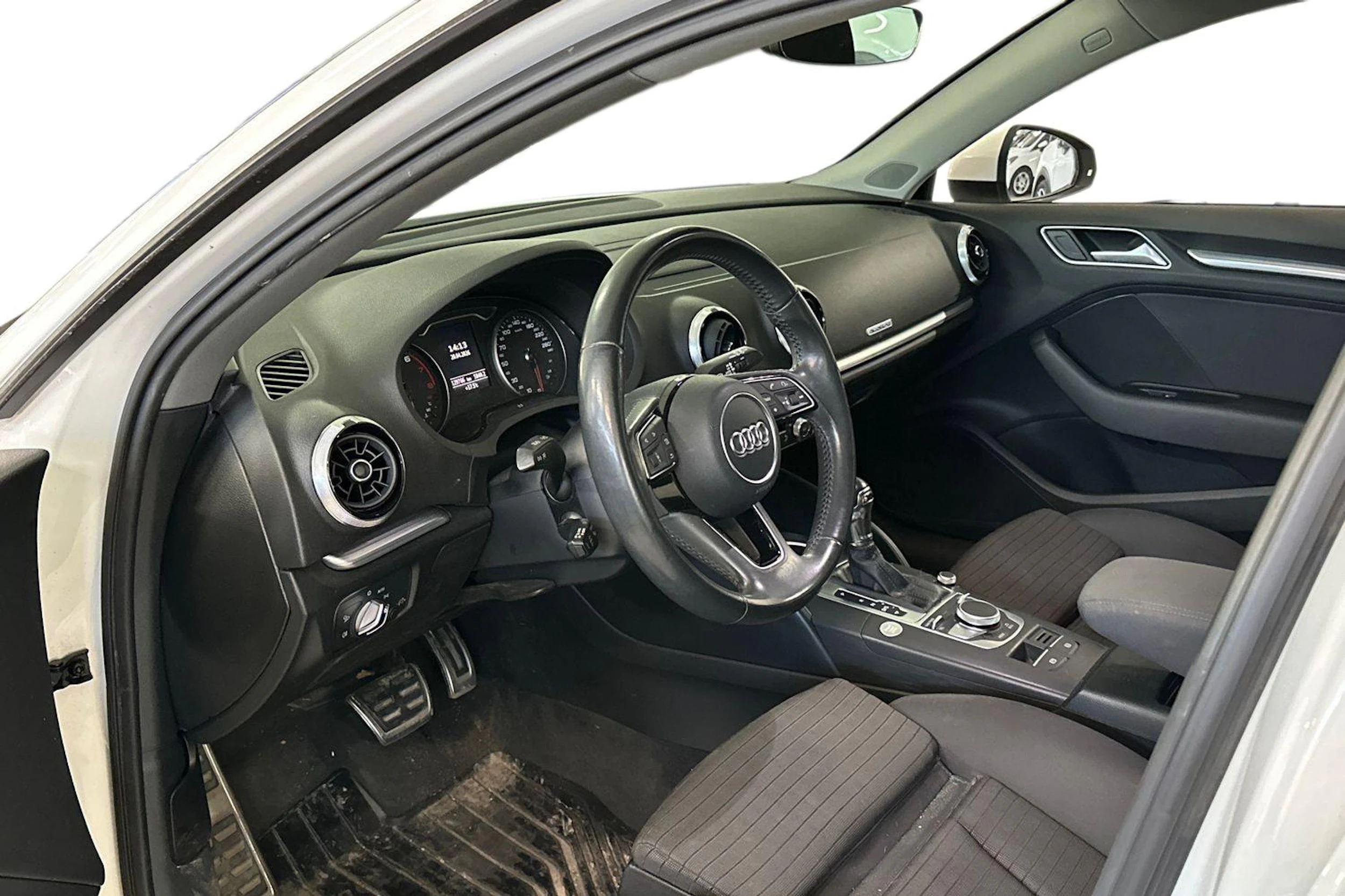 Valkoinen Audi A3 2017 kuva 3.