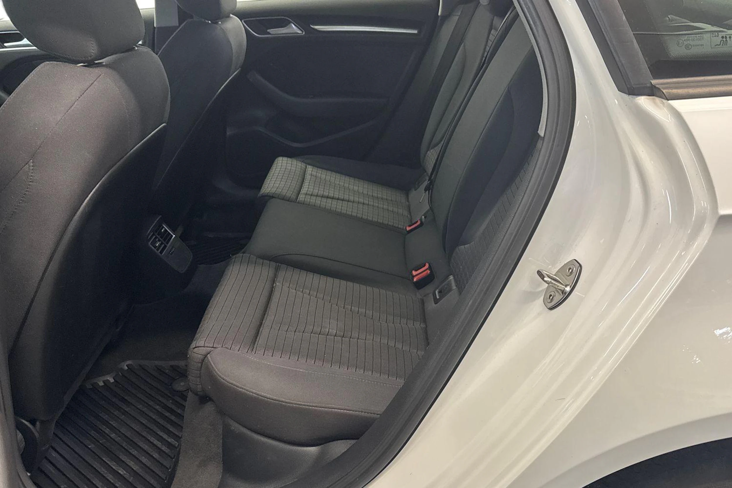 Valkoinen Audi A3 2017 kuva 11.