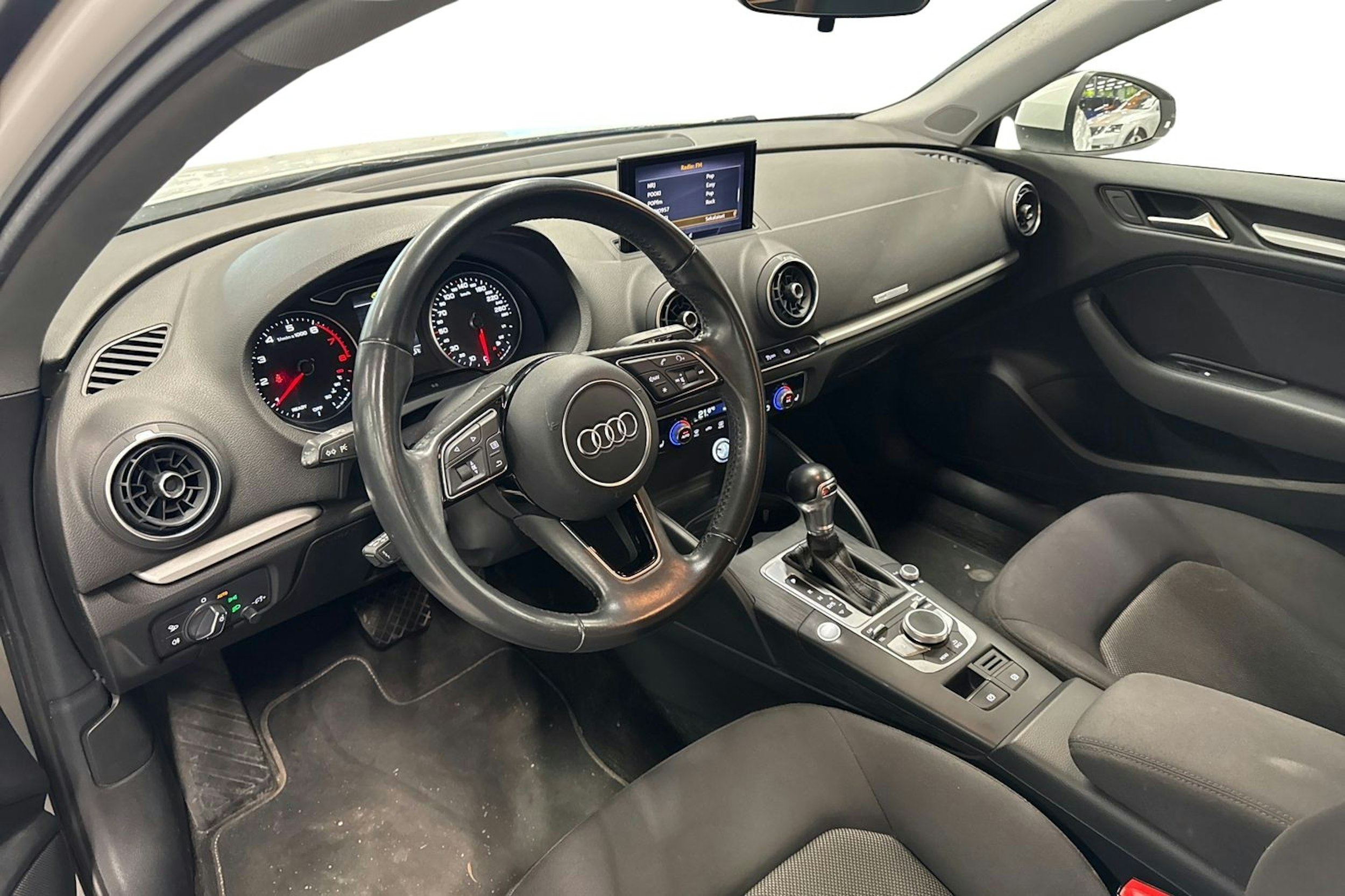 valkoinen Audi A3 2017 kuva 3.