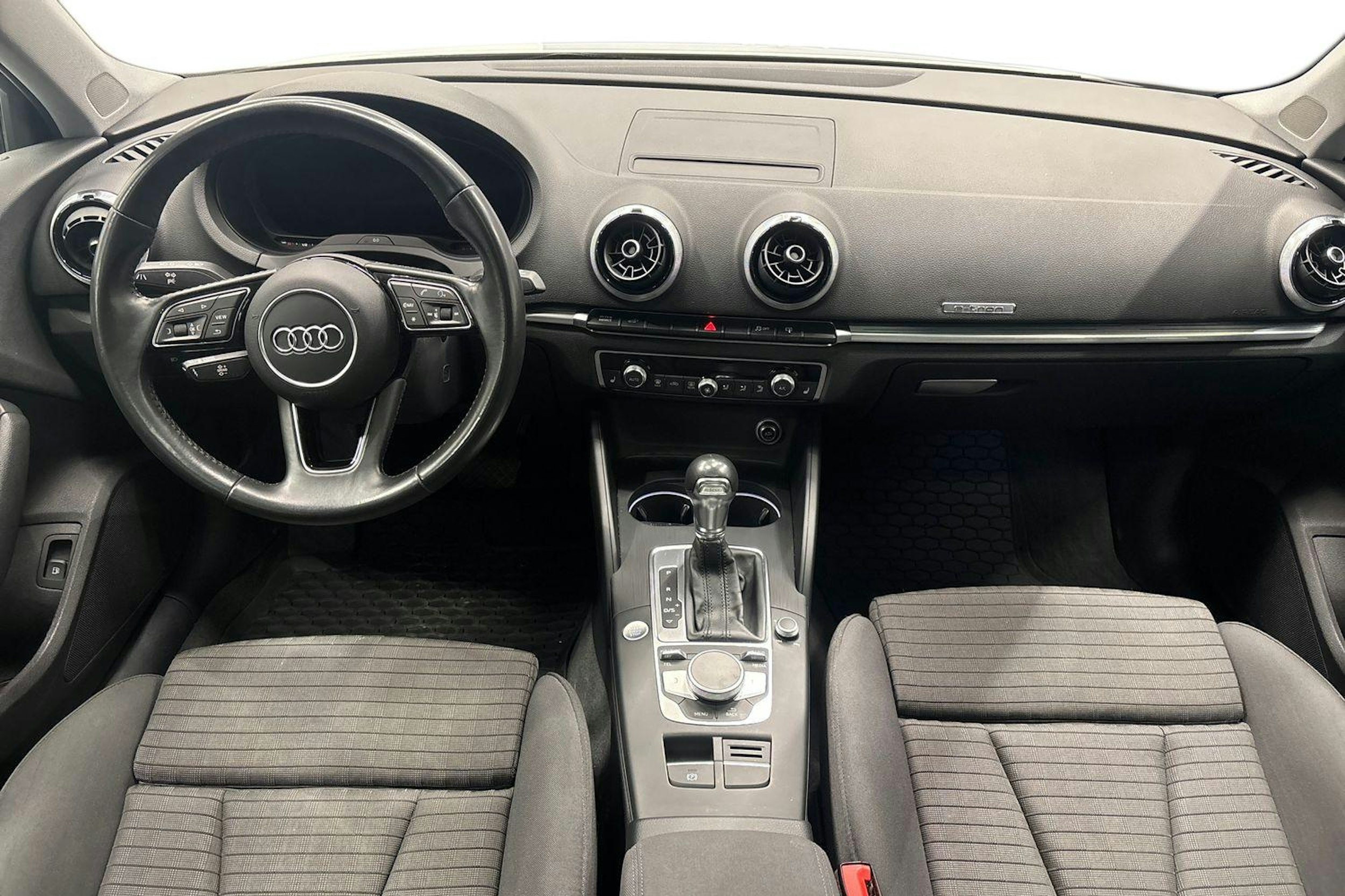 valkoinen Audi A3 2018 kuva 7.