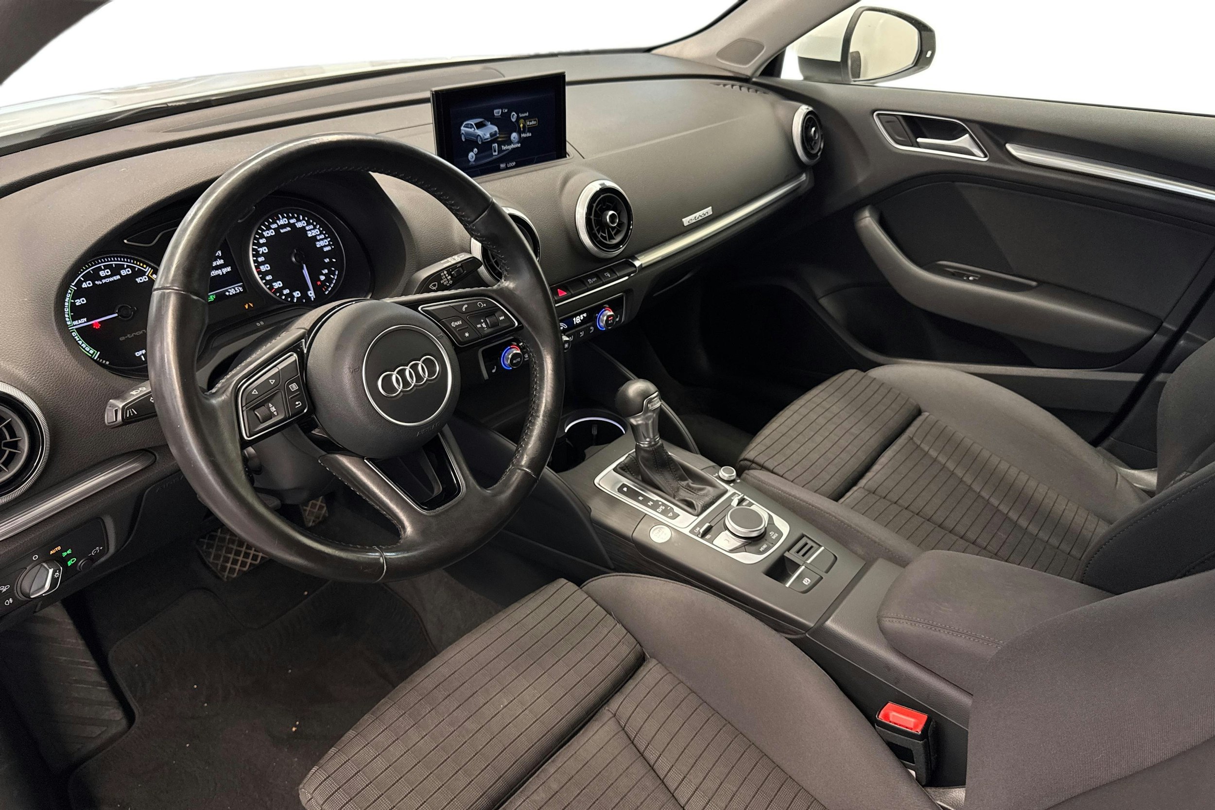 valkoinen Audi A3 2017 kuva 7.