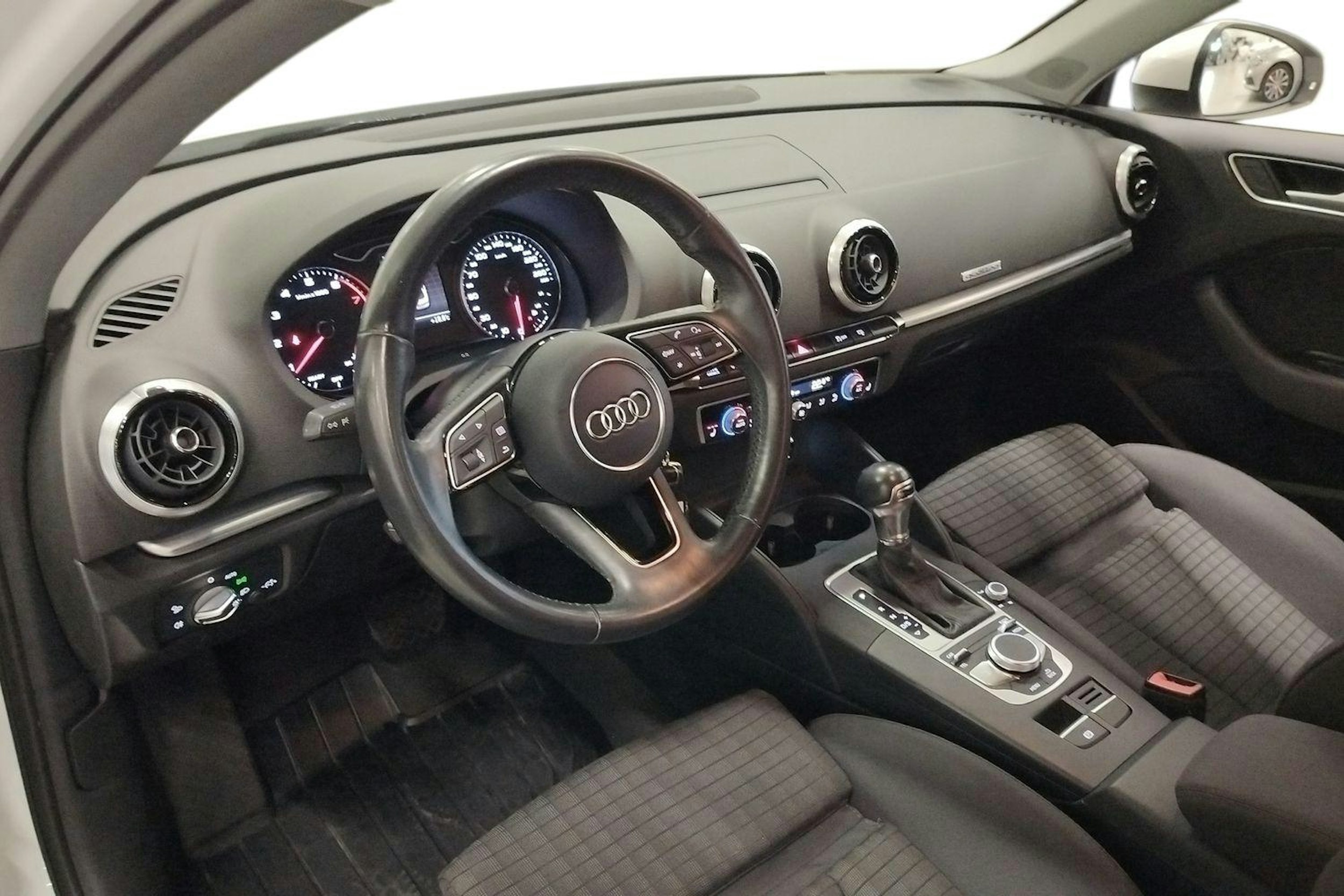 valkoinen Audi A3 2017 kuva 7.