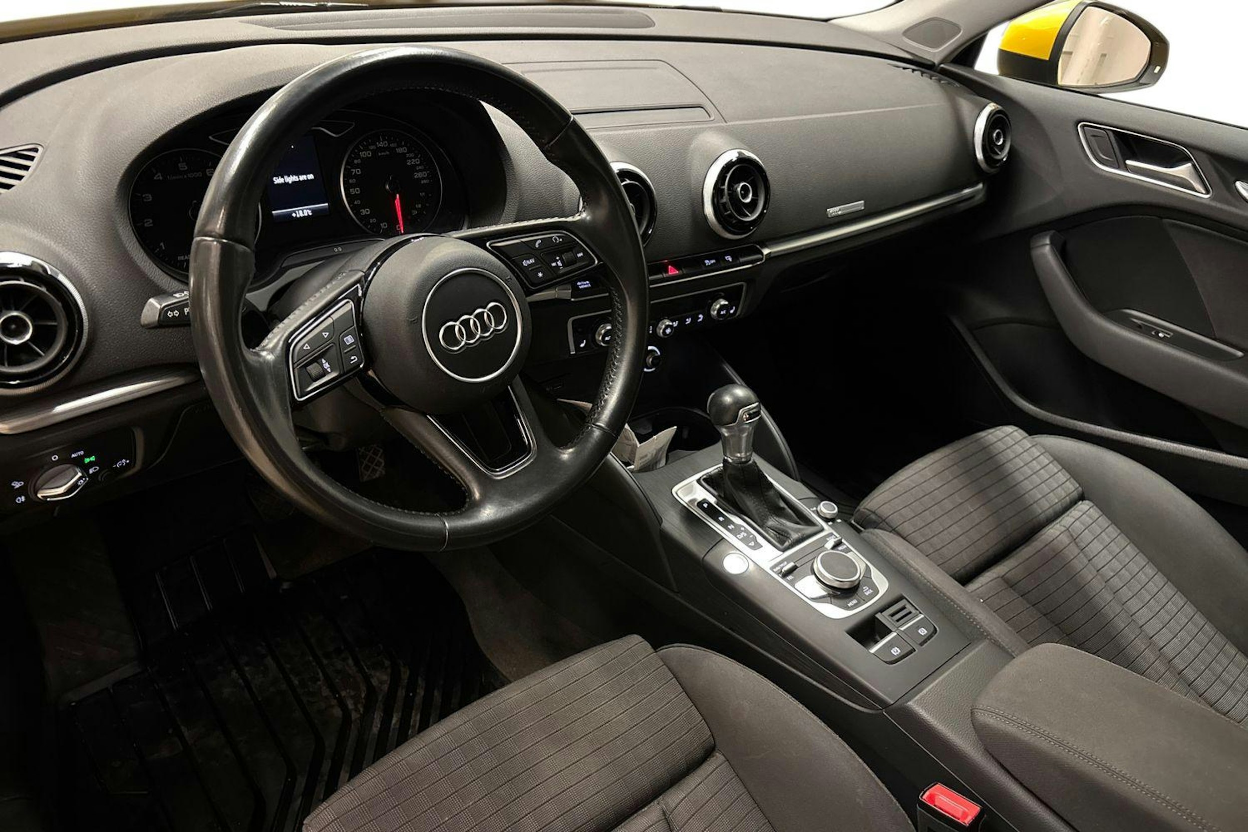 keltainen Audi A3 2017 kuva 7.