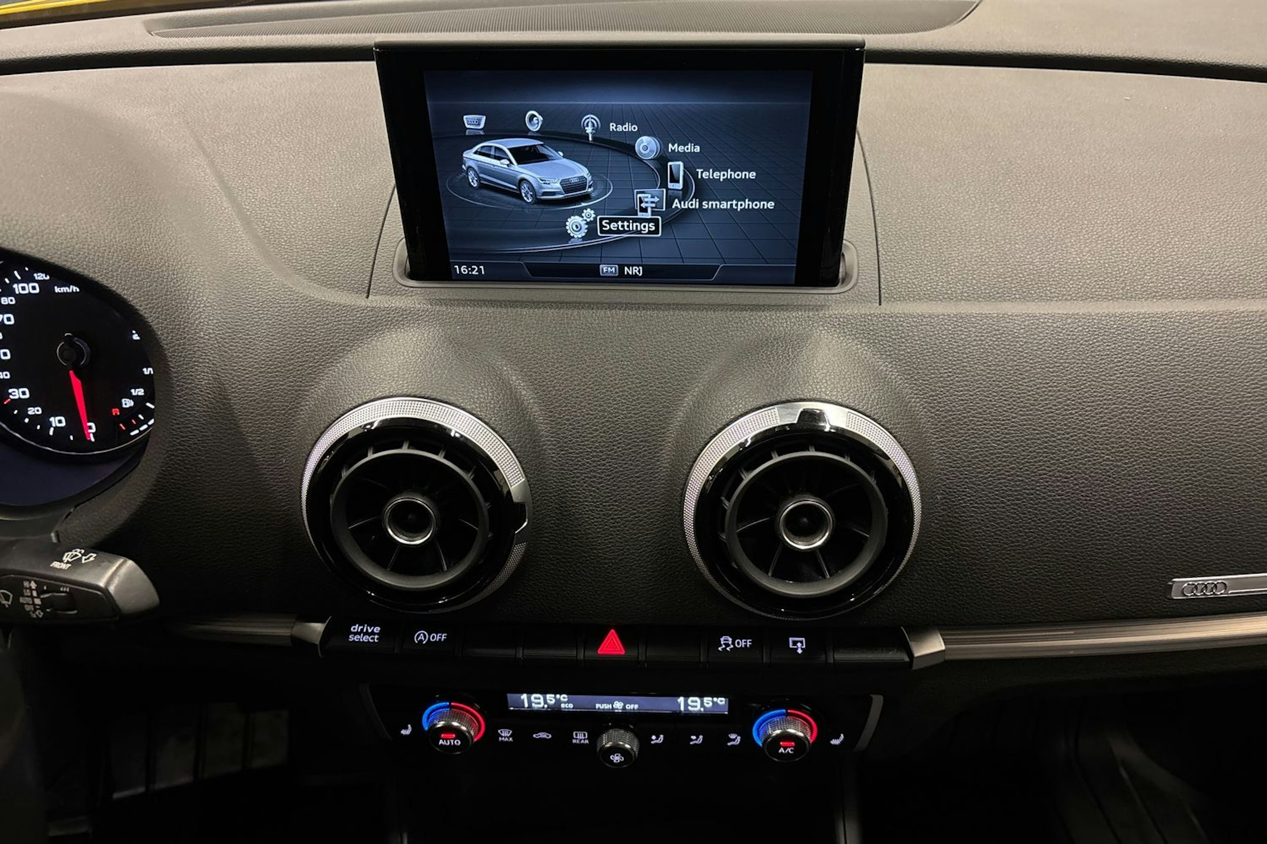 keltainen Audi A3 2017 kuva 19.