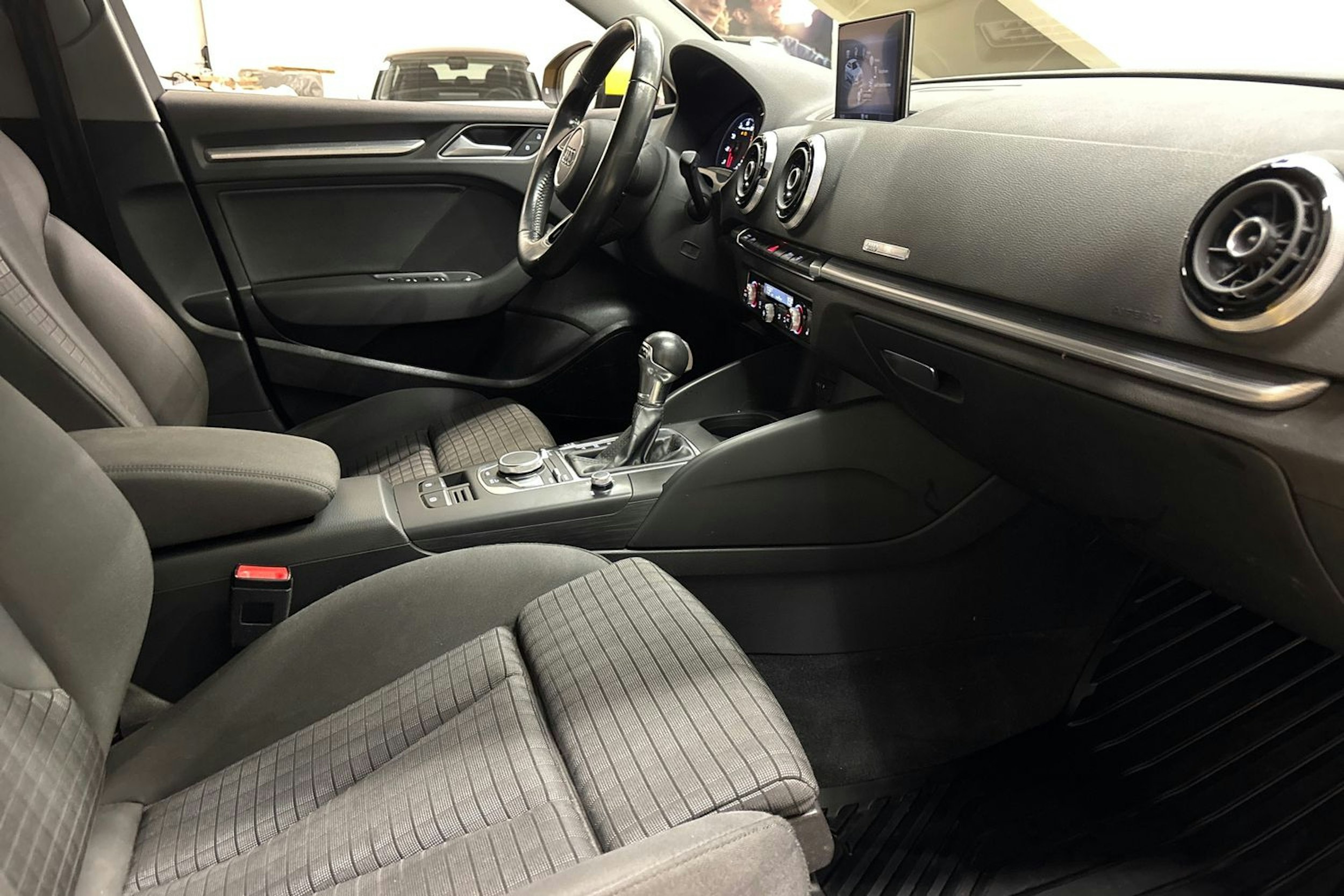 keltainen Audi A3 2017 kuva 22.