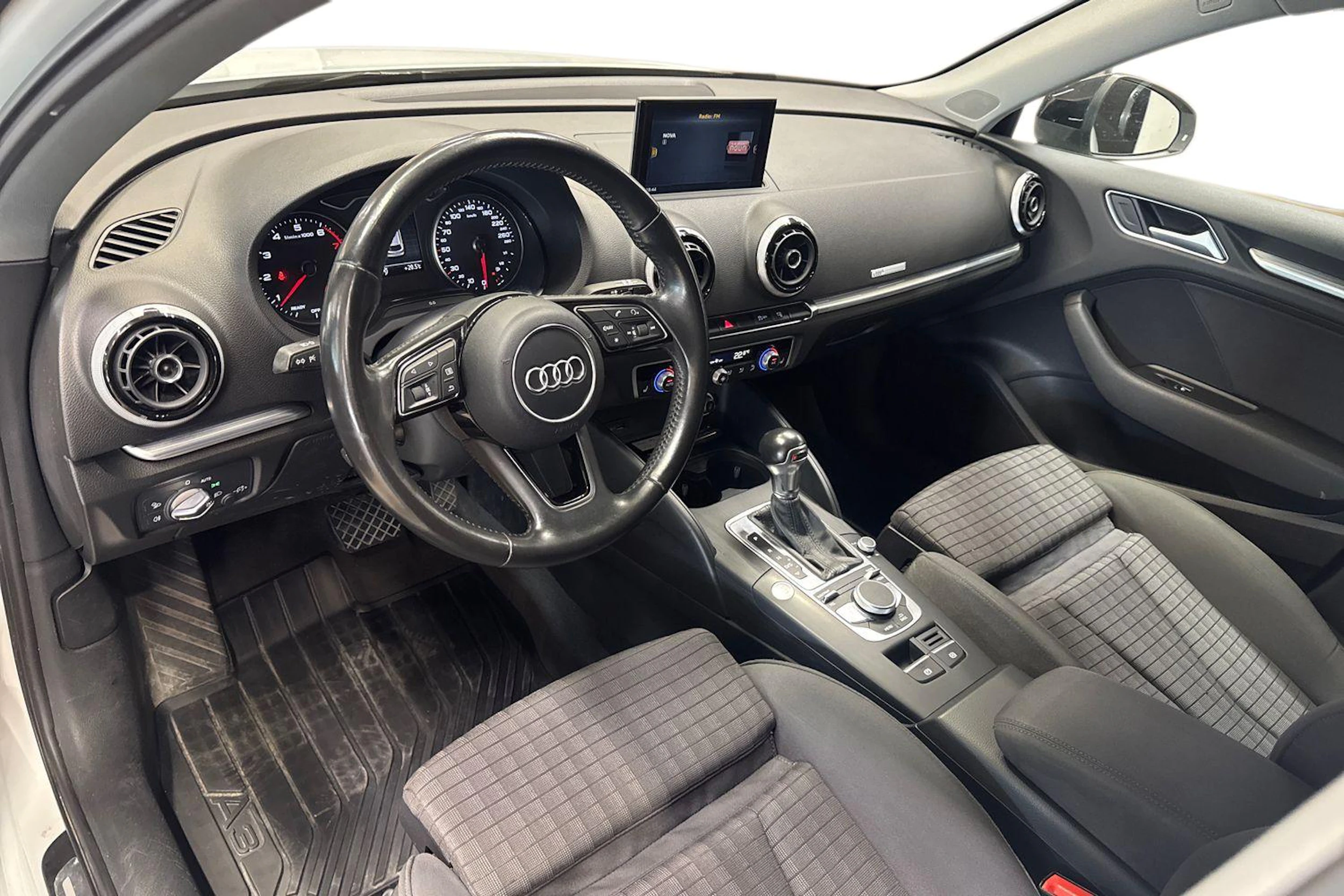valkoinen Audi A3 2017 kuva 6.