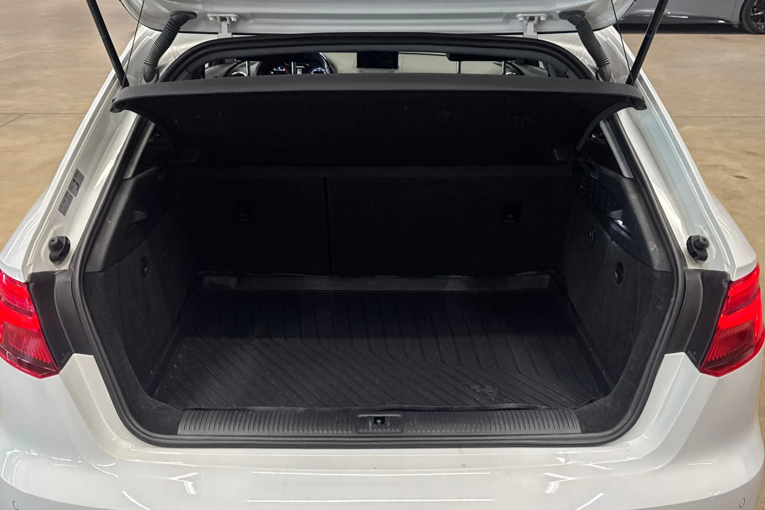 valkoinen Audi A3 2017 kuva 26.