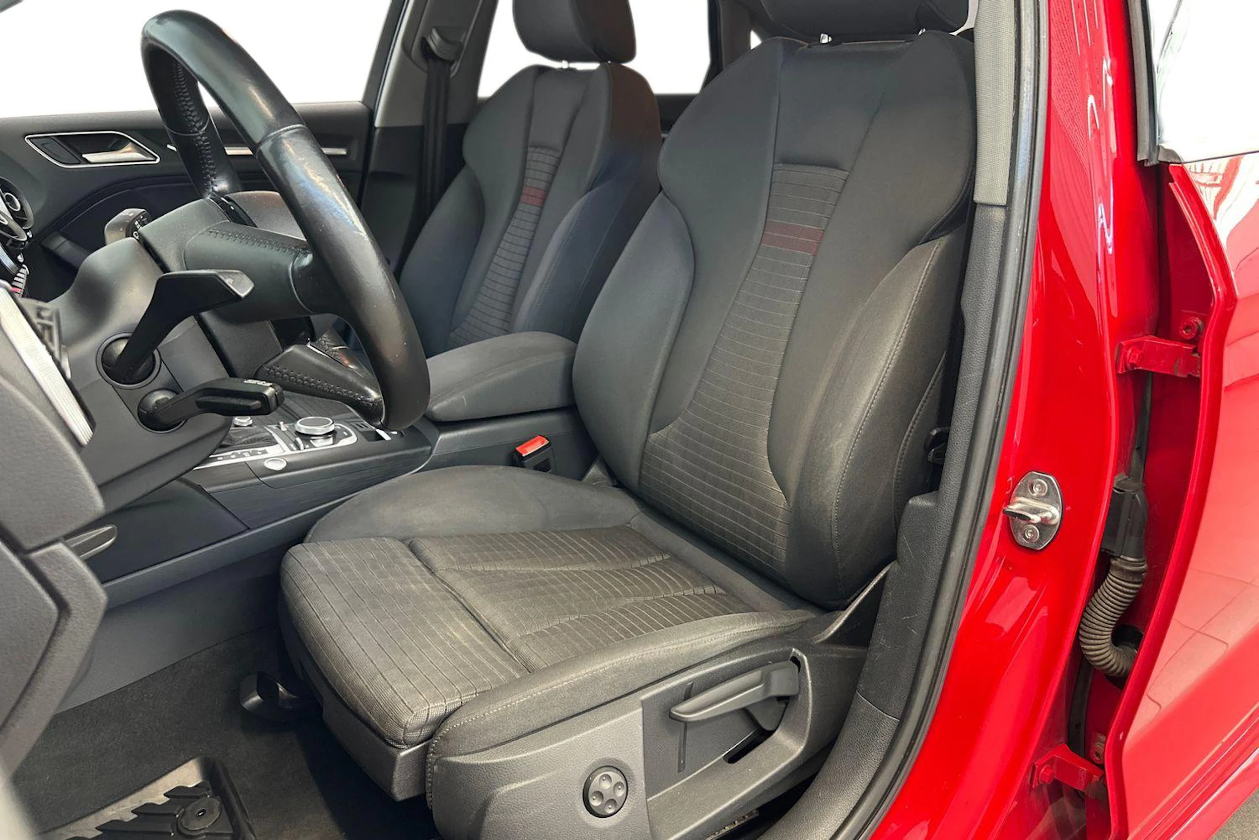 punainen Audi A3 2017 kuva 7.