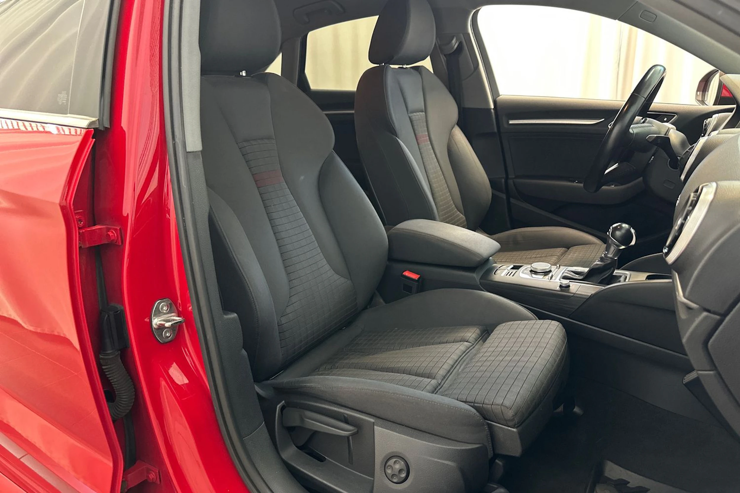 punainen Audi A3 2017 kuva 11.