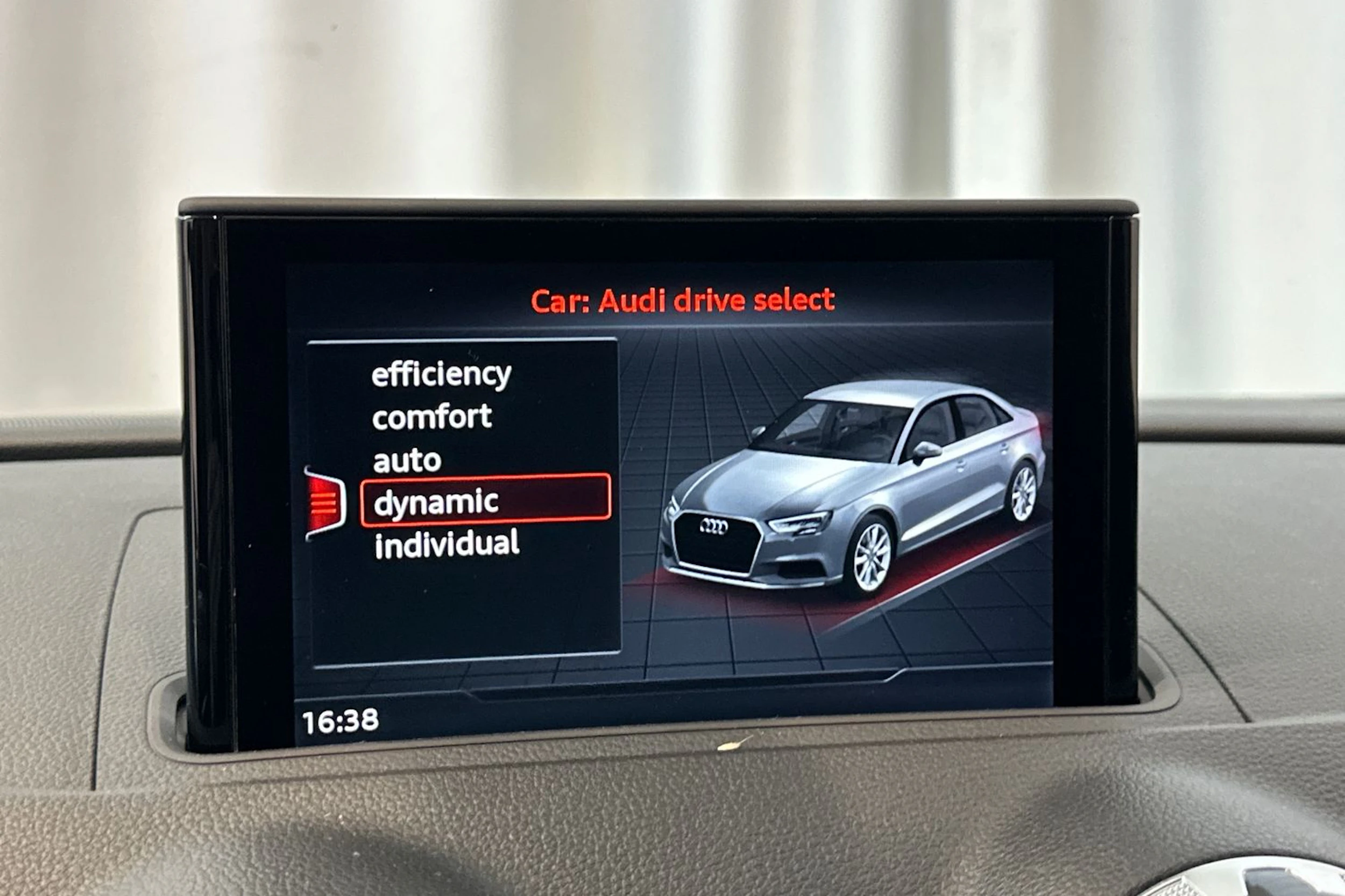 punainen Audi A3 2017 kuva 24.