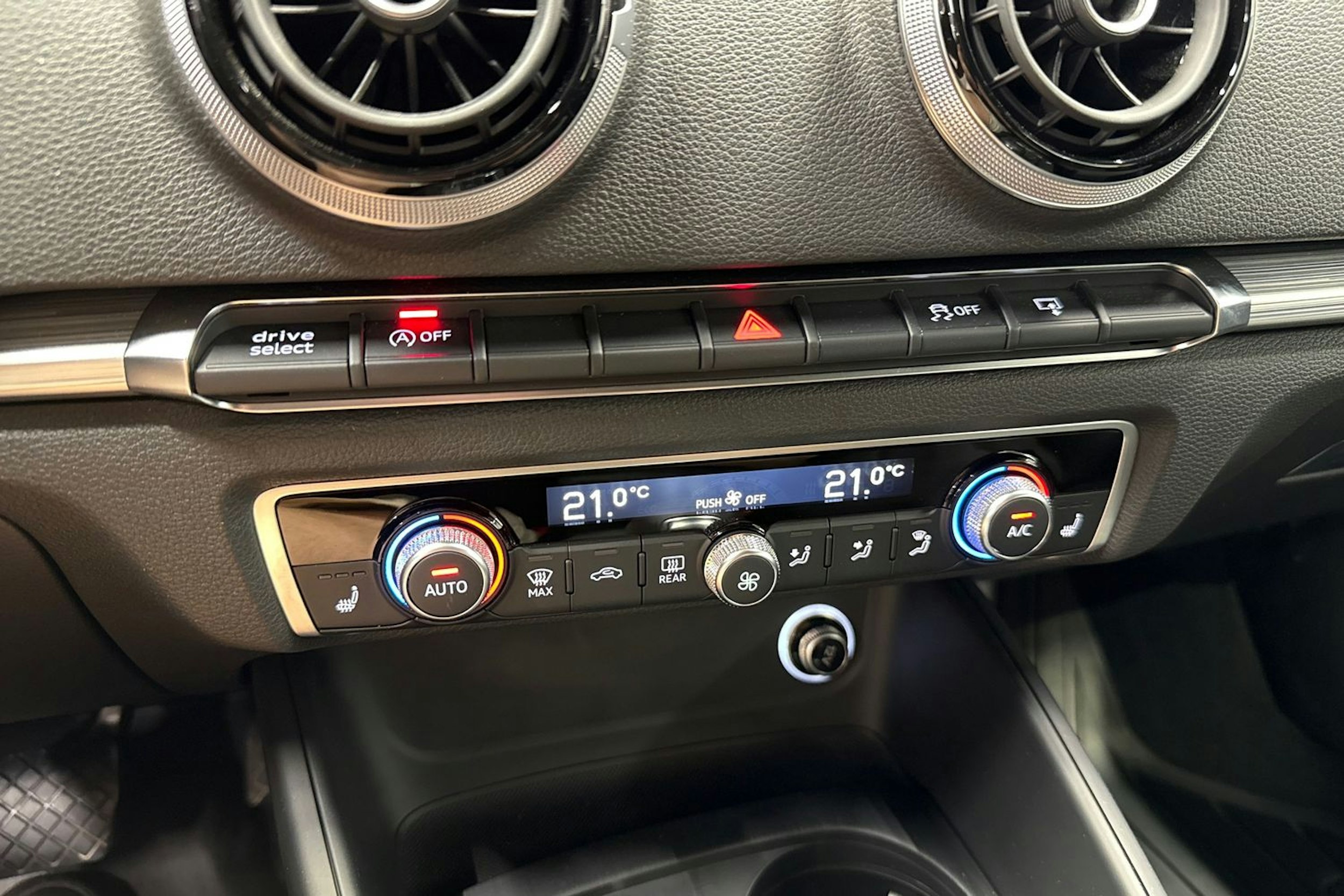 ruskea (beige) Audi A3 2017 kuva 26.