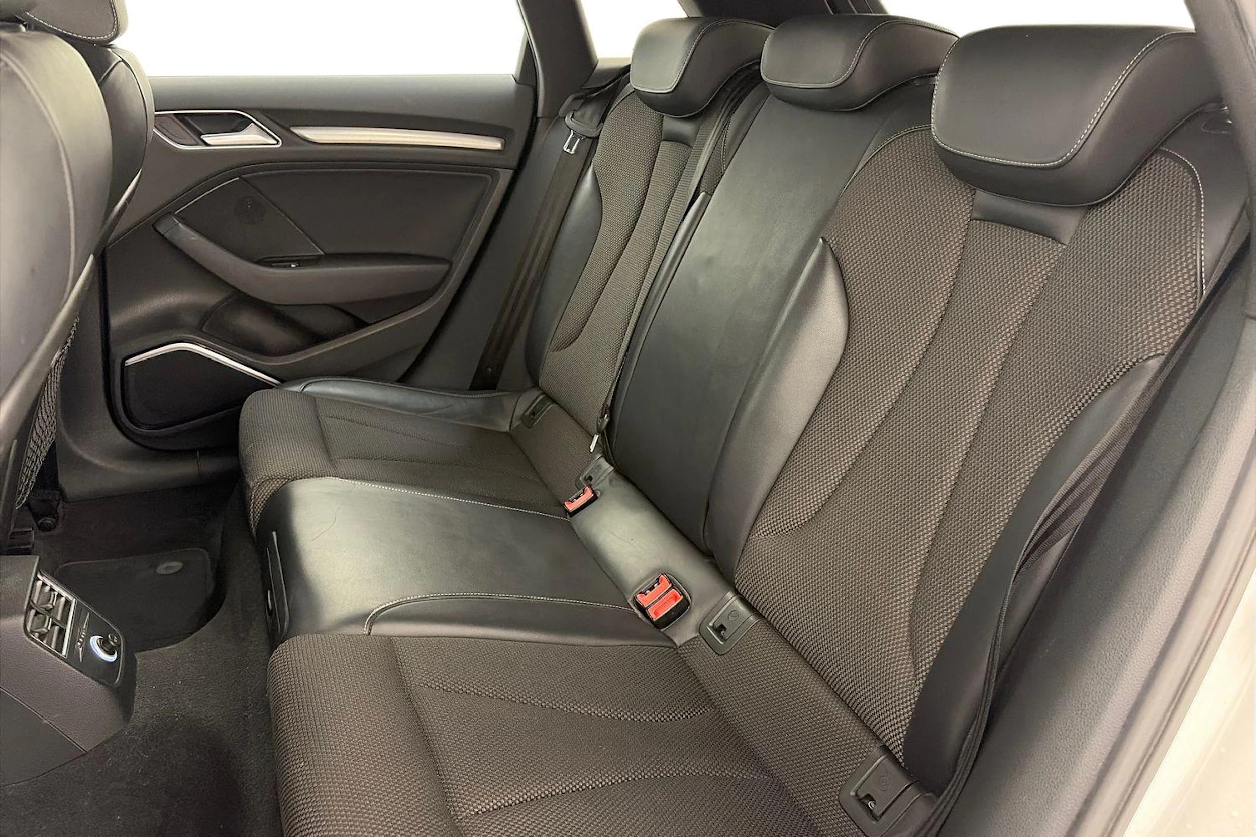 valkoinen Audi A3 2017 kuva 8.
