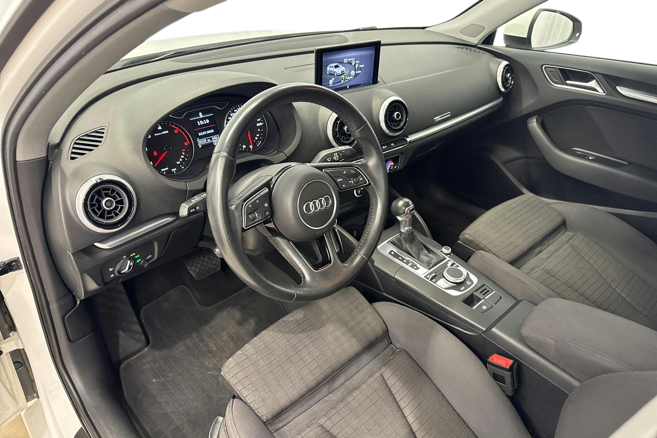 valkoinen Audi A3 2018 kuva 7.