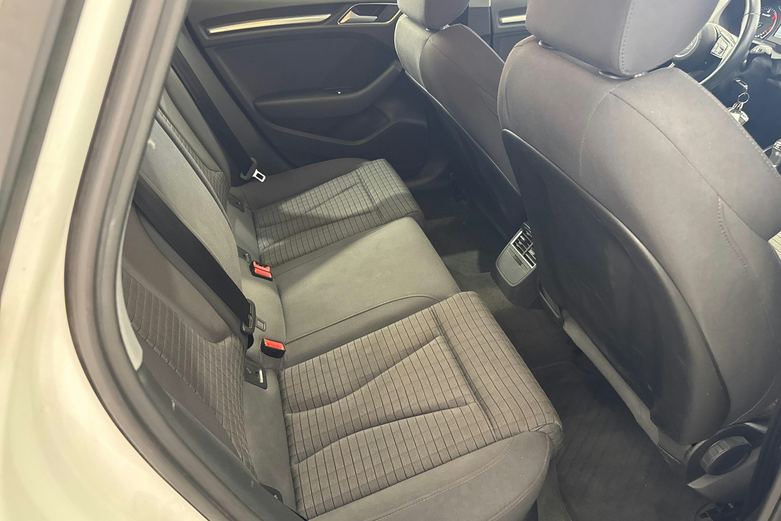 valkoinen Audi A3 2018 kuva 11.