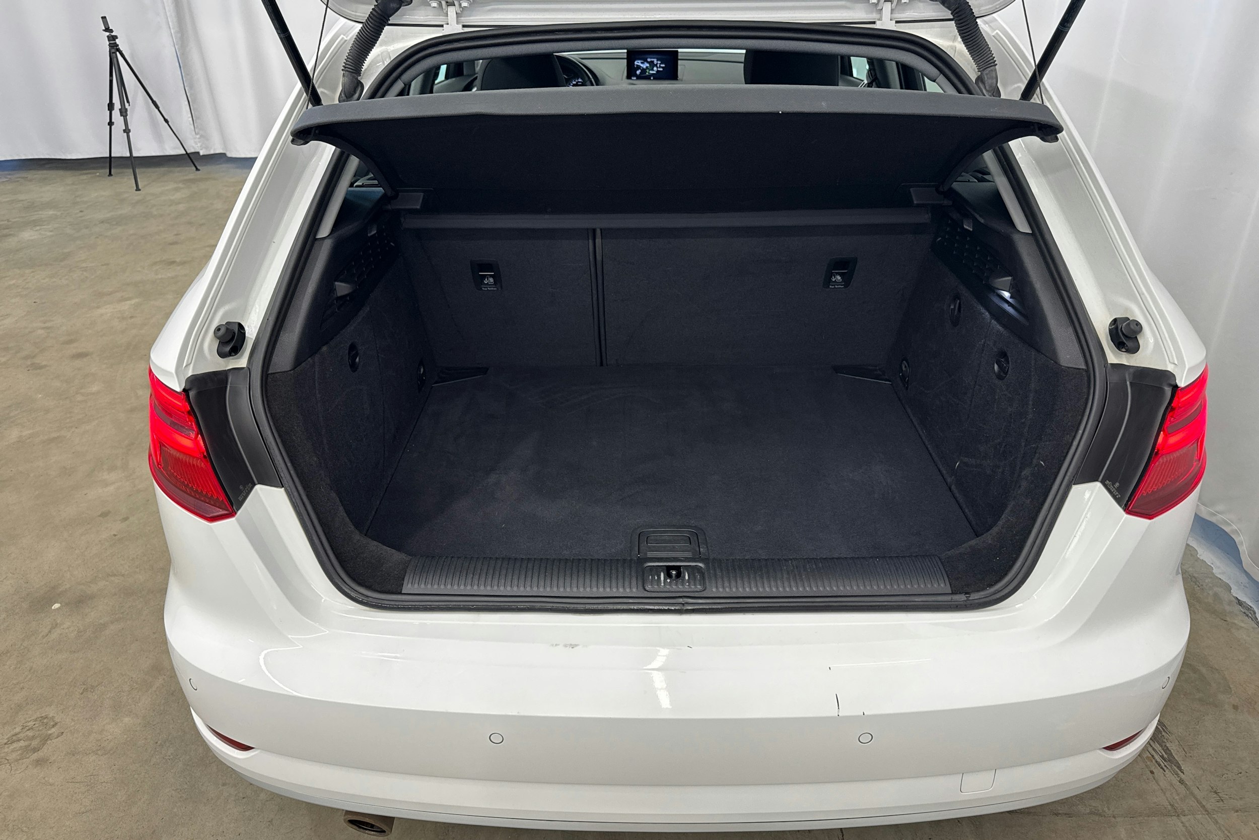 valkoinen Audi A3 2018 kuva 13.