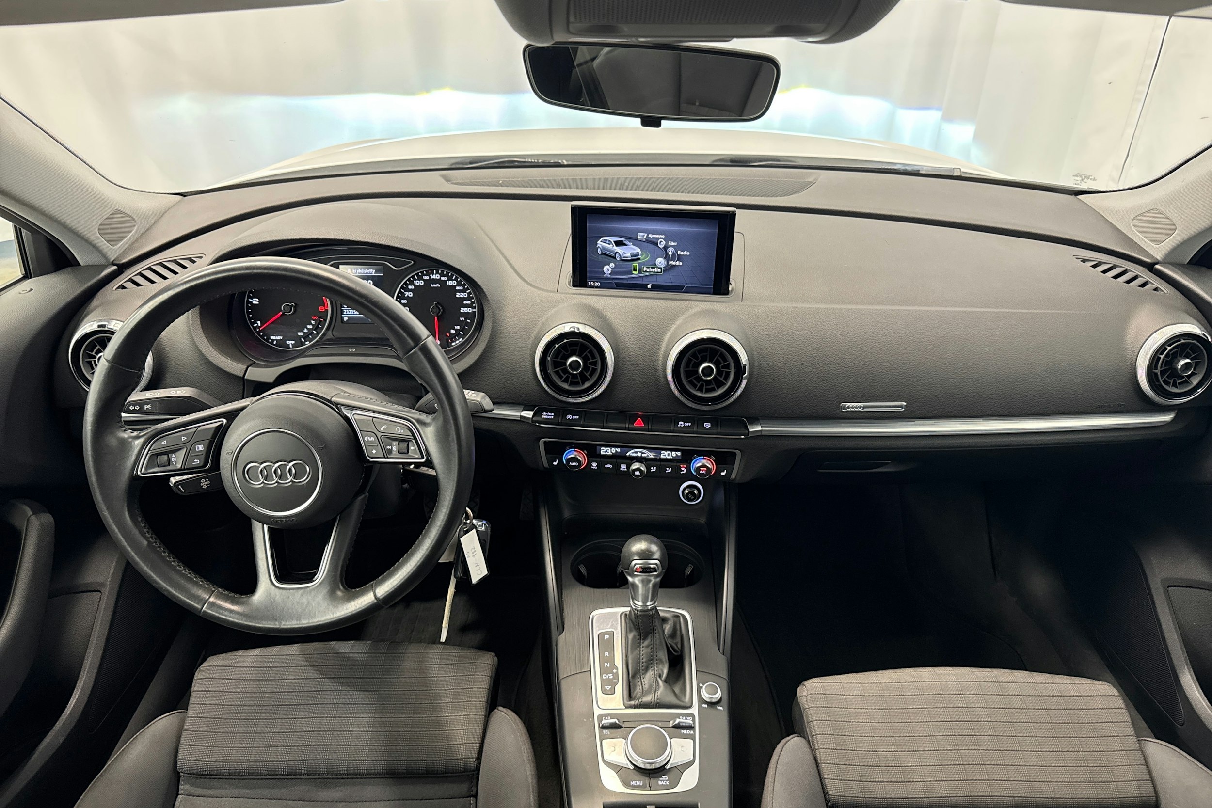 valkoinen Audi A3 2018 kuva 14.