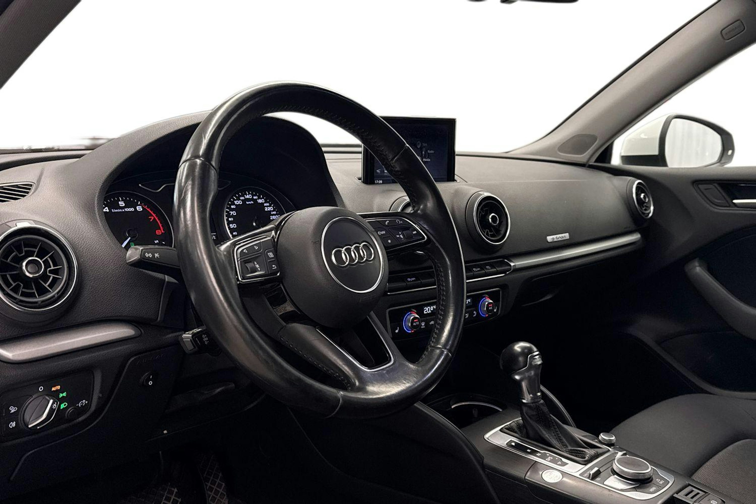 Valkoinen Audi A3 2018 kuva 7.