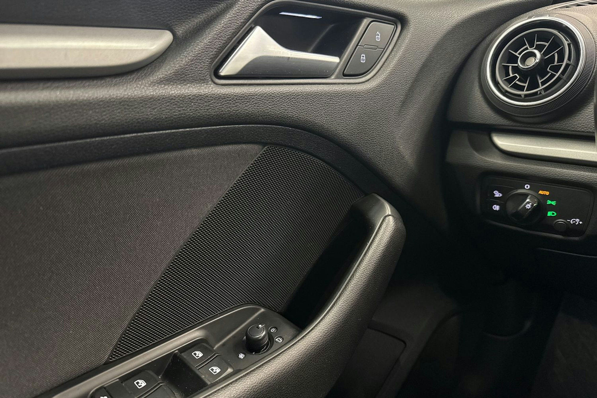 Valkoinen Audi A3 2018 kuva 19.