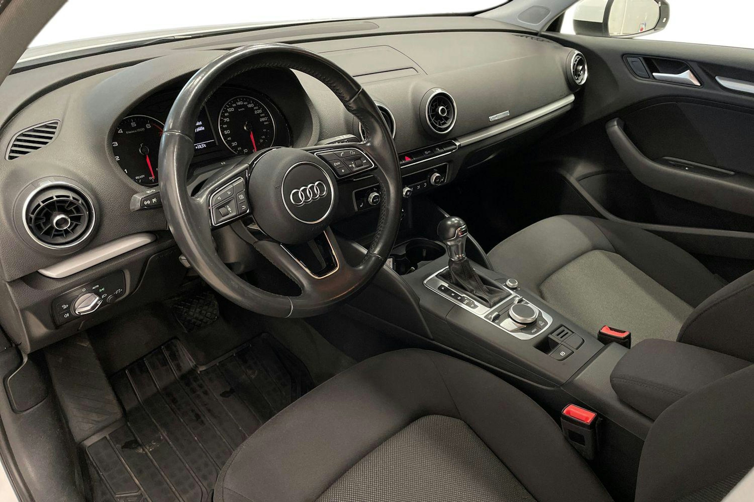 valkoinen Audi A3 2018 kuva 7.