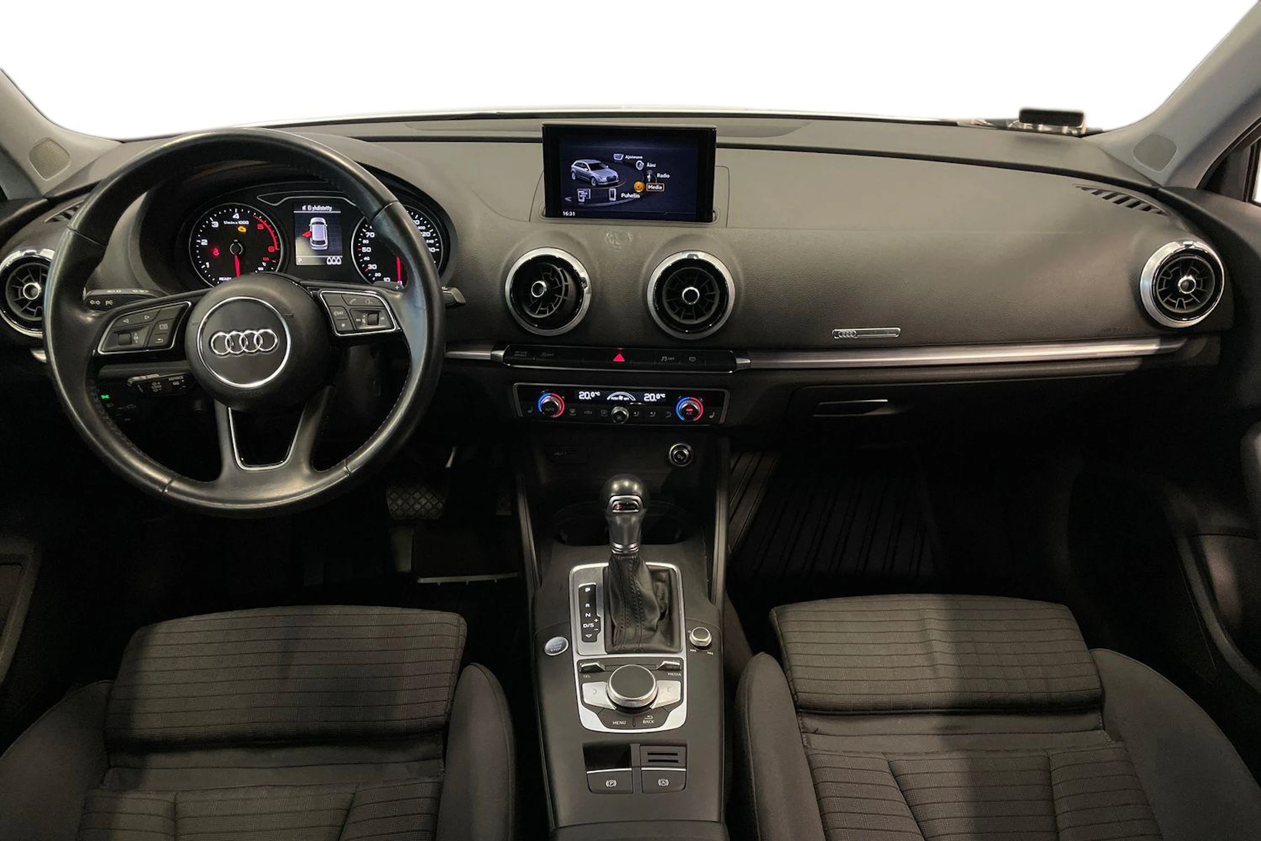 valkoinen Audi A3 2018 kuva 7.