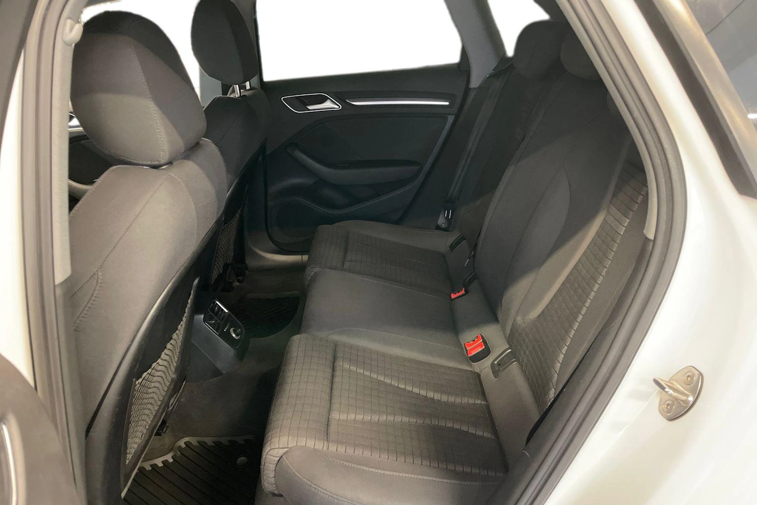 valkoinen Audi A3 2018 kuva 8.