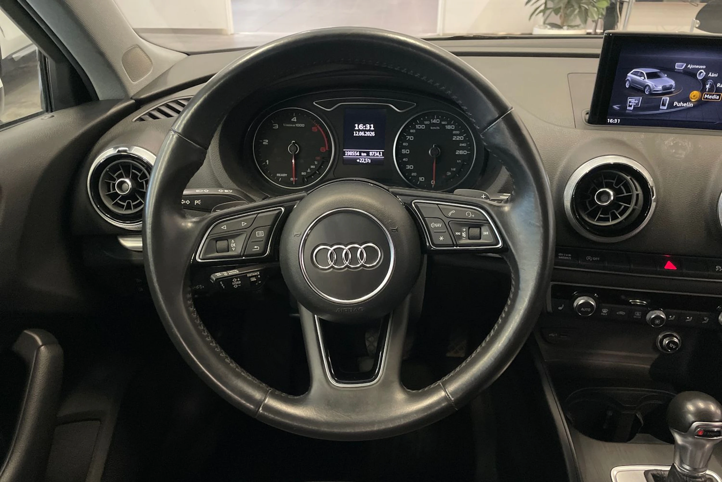 valkoinen Audi A3 2018 kuva 13.