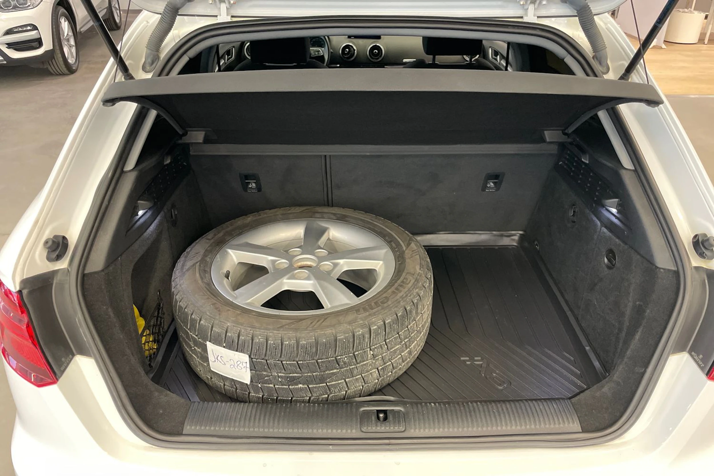 valkoinen Audi A3 2018 kuva 14.