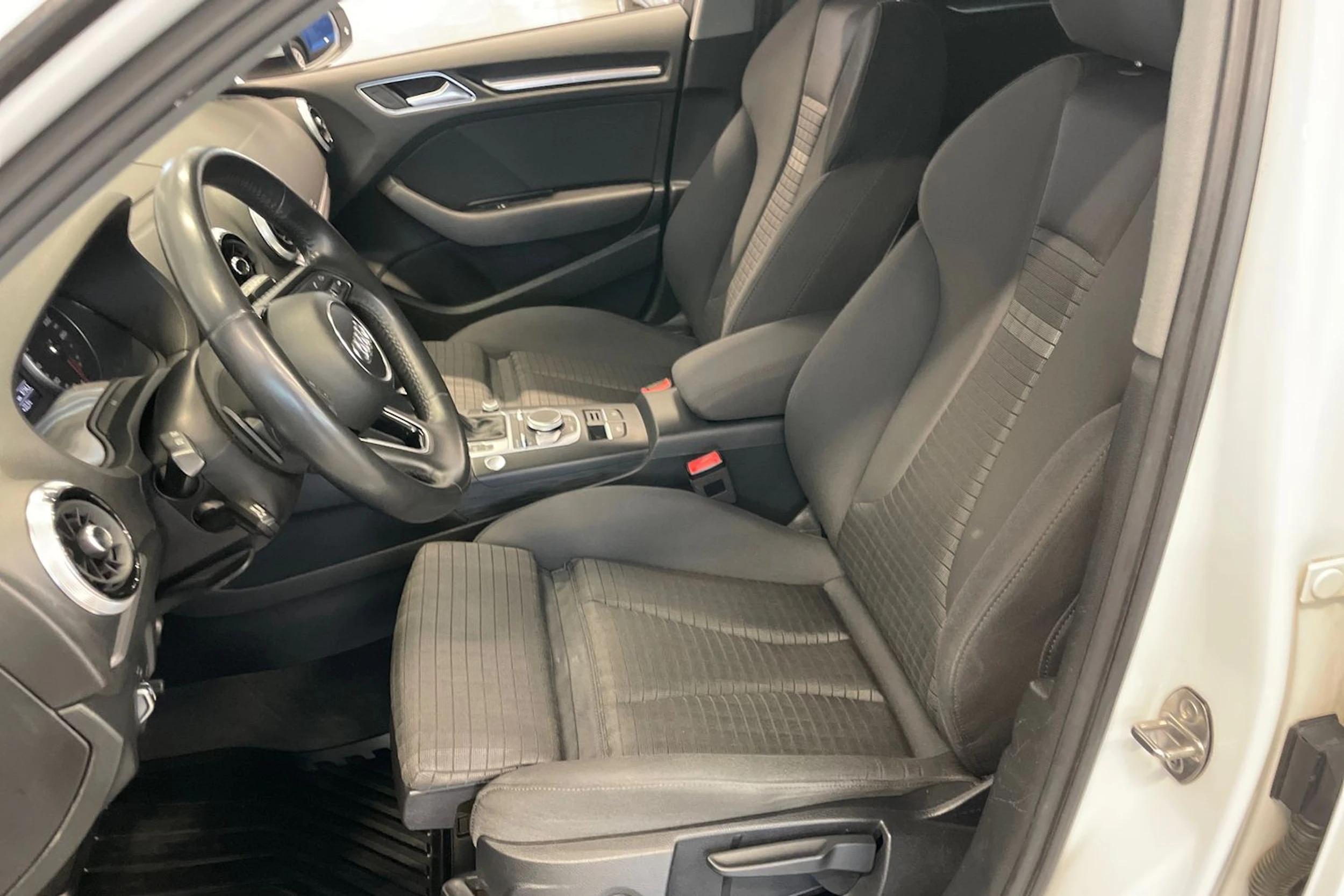 valkoinen Audi A3 2018 kuva 15.