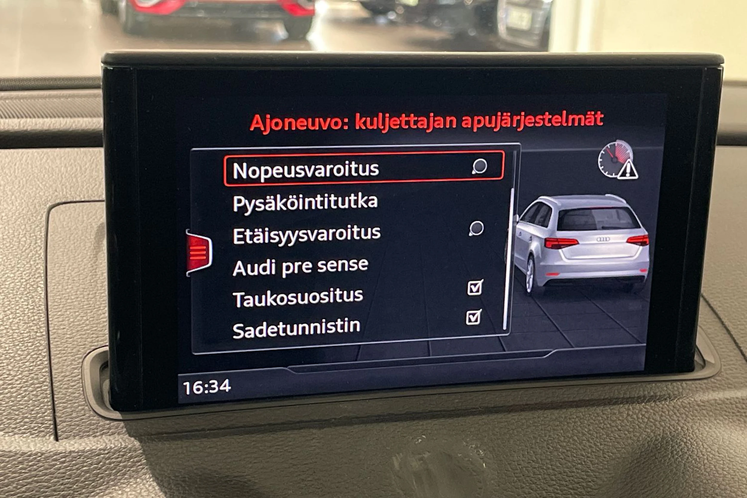 valkoinen Audi A3 2018 kuva 22.