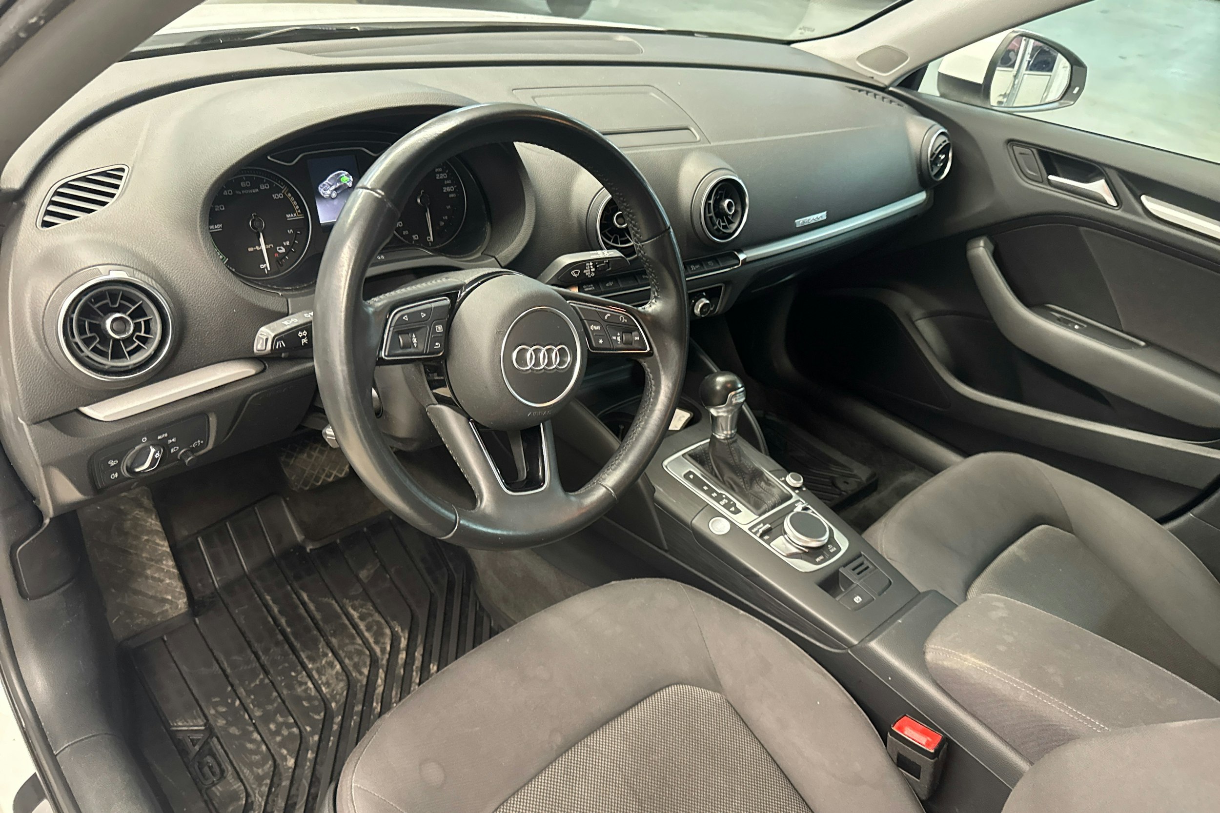 valkoinen Audi A3 2018 kuva 6.