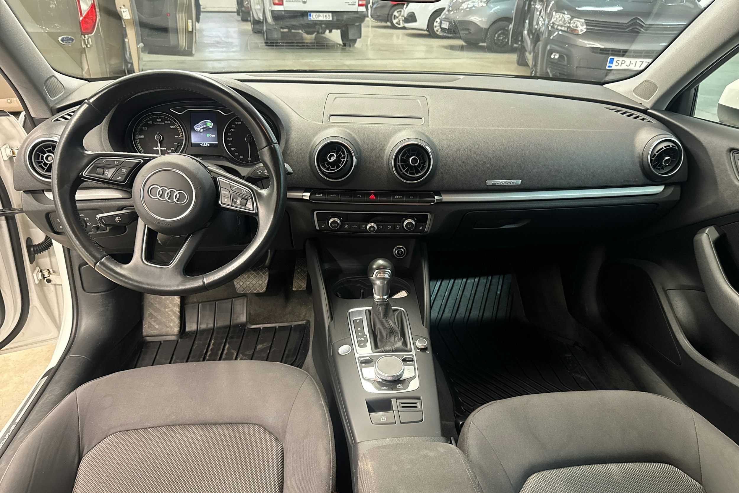 valkoinen Audi A3 2018 kuva 7.