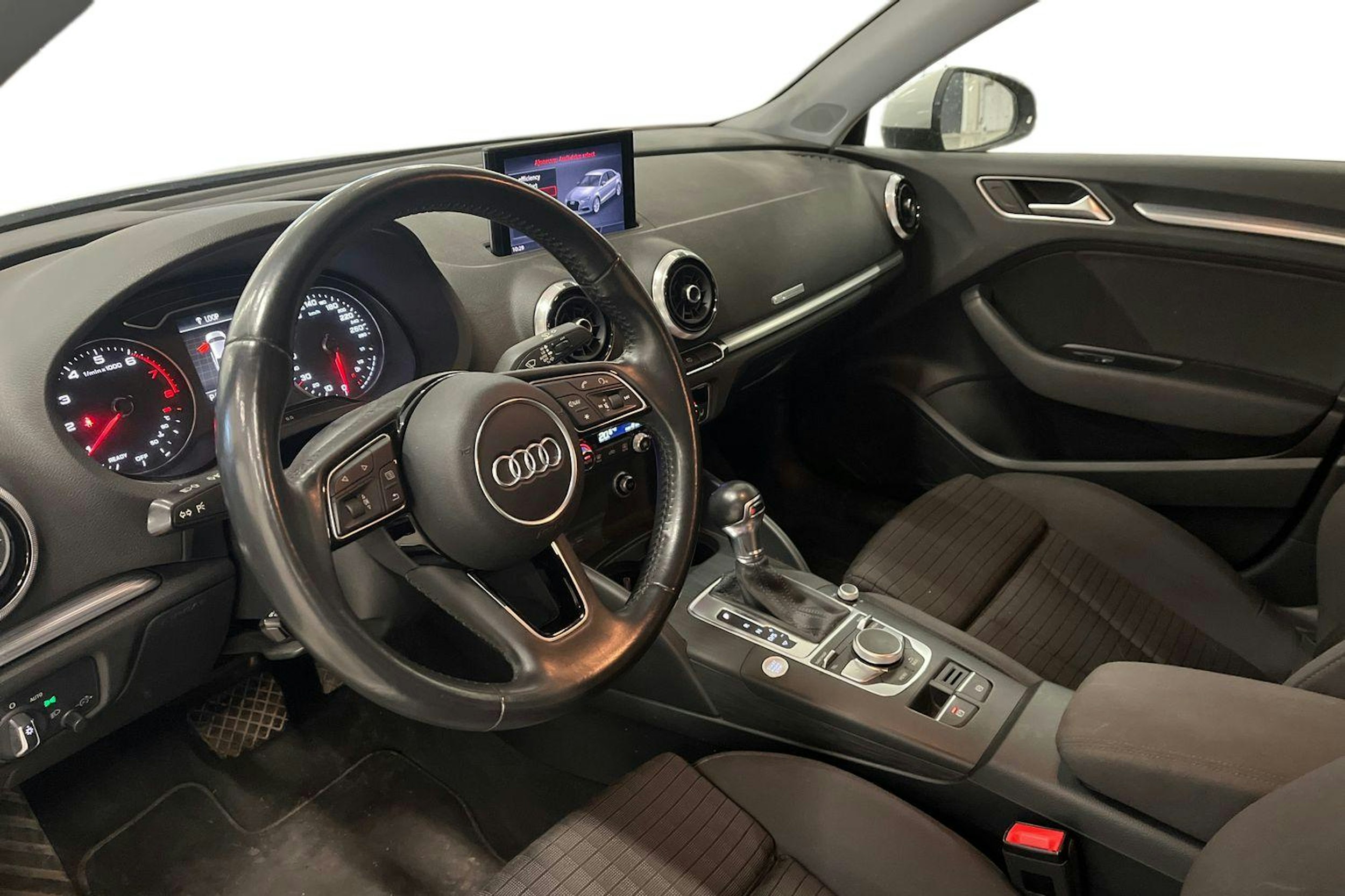 valkoinen Audi A3 2018 kuva 3.