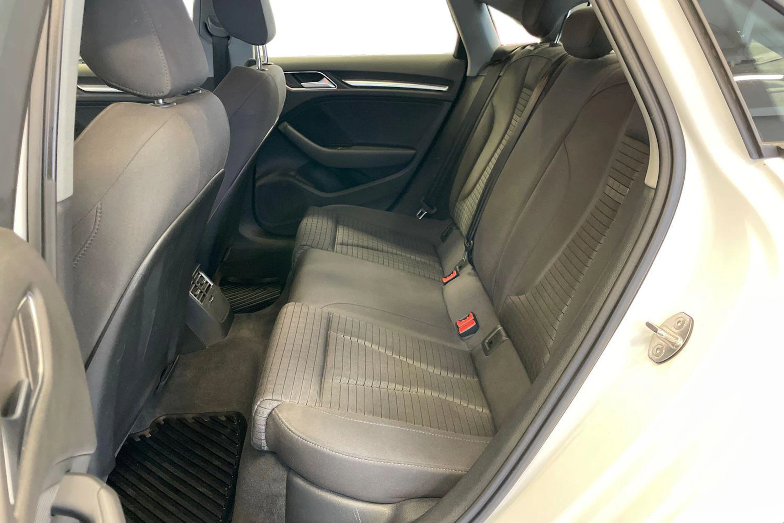 valkoinen Audi A3 2018 kuva 8.