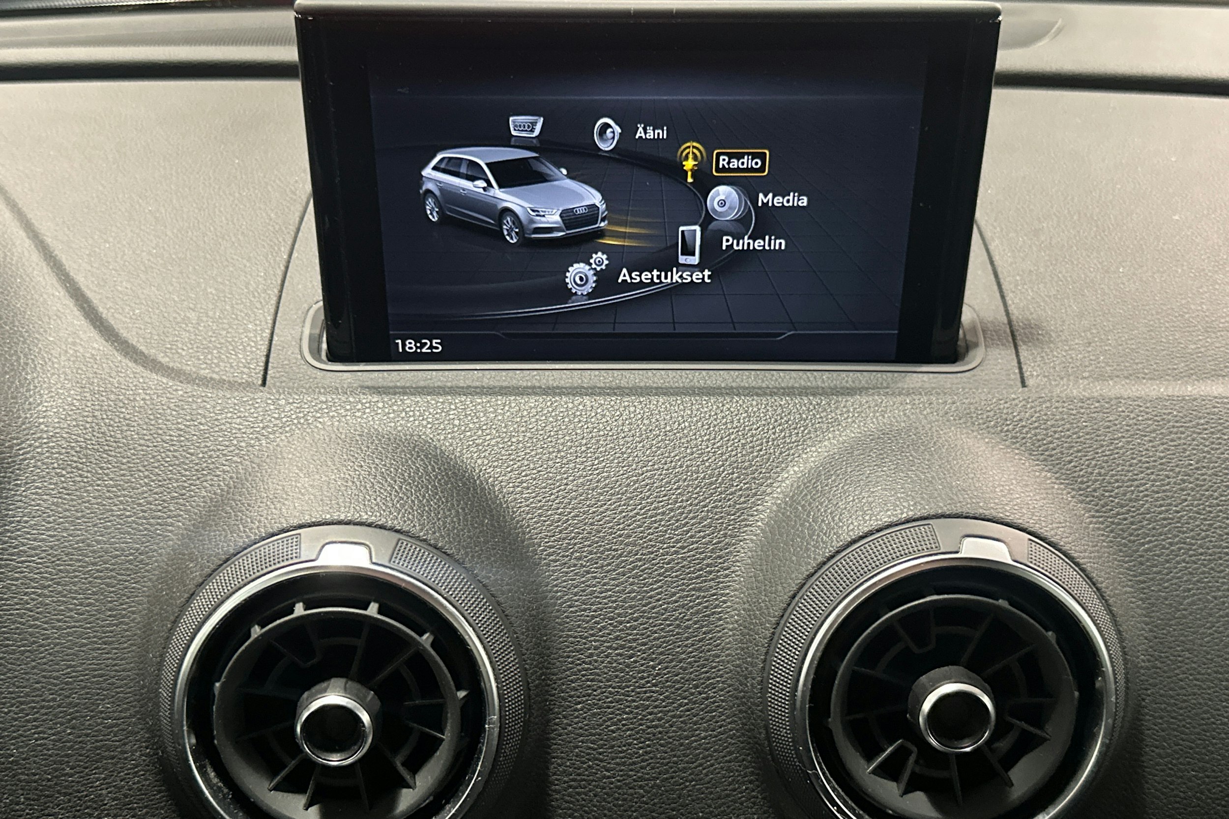 harmaa Audi A3 2018 kuva 17.