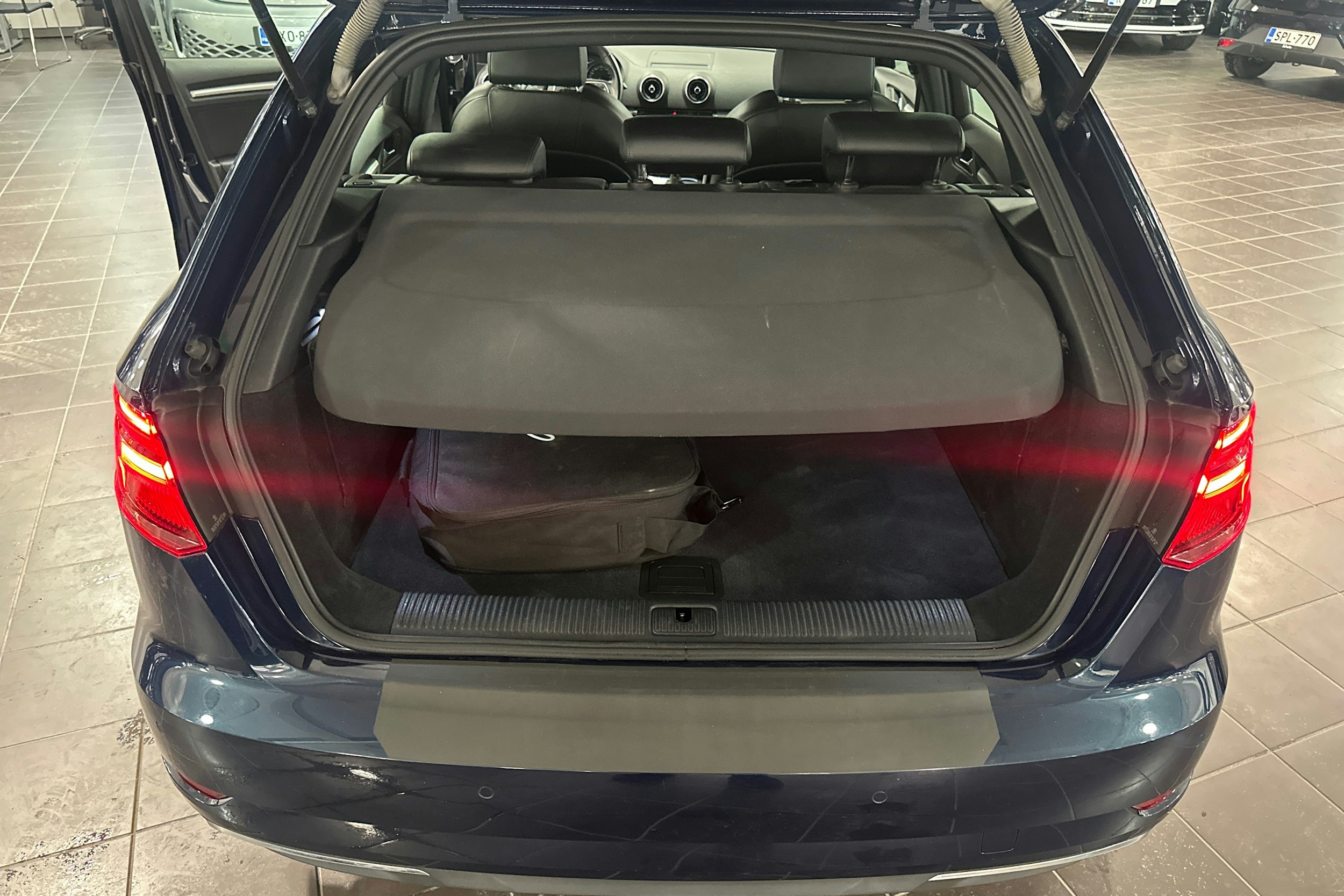 harmaa Audi A3 2018 kuva 21.