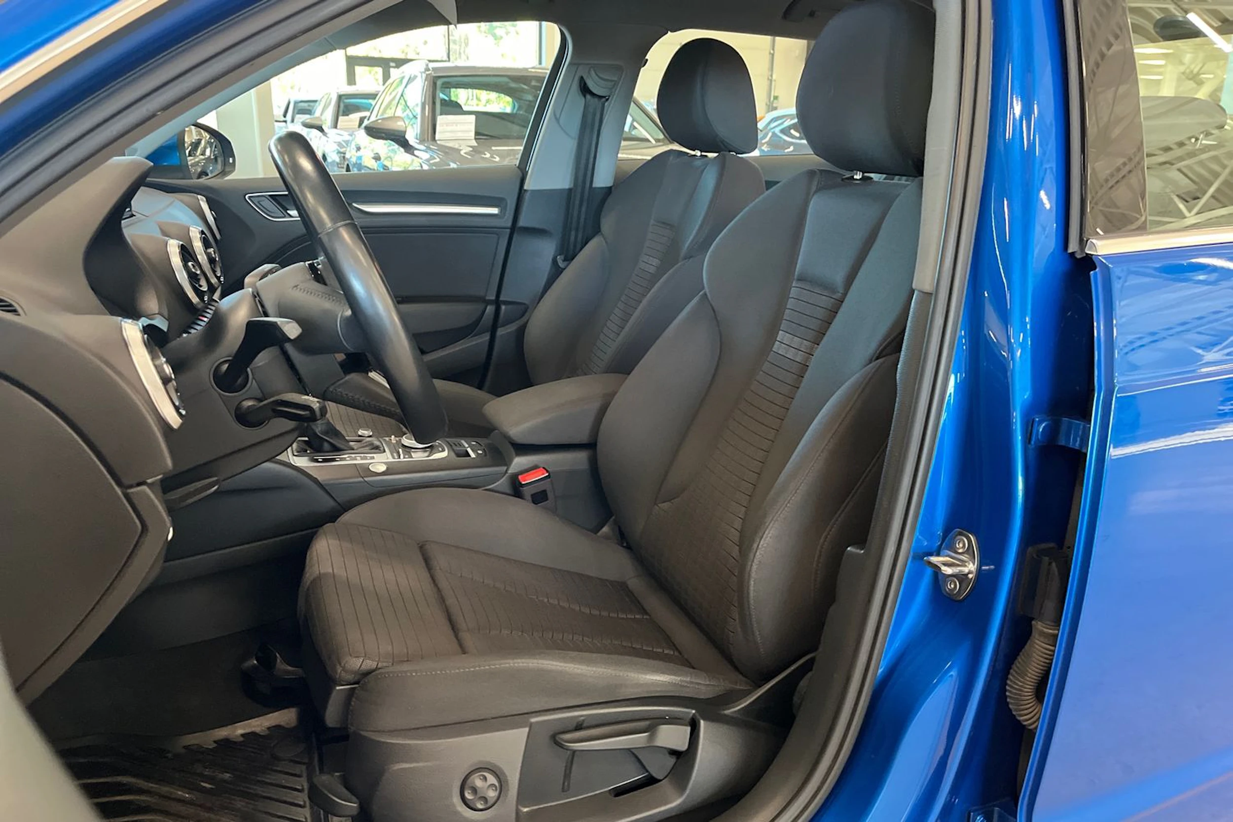 sininen Audi A3 2018 kuva 11.