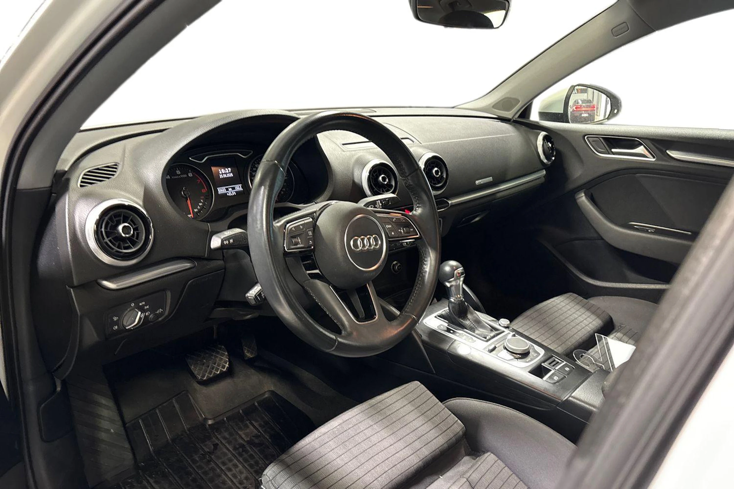 valkoinen Audi A3 2018 kuva 3.