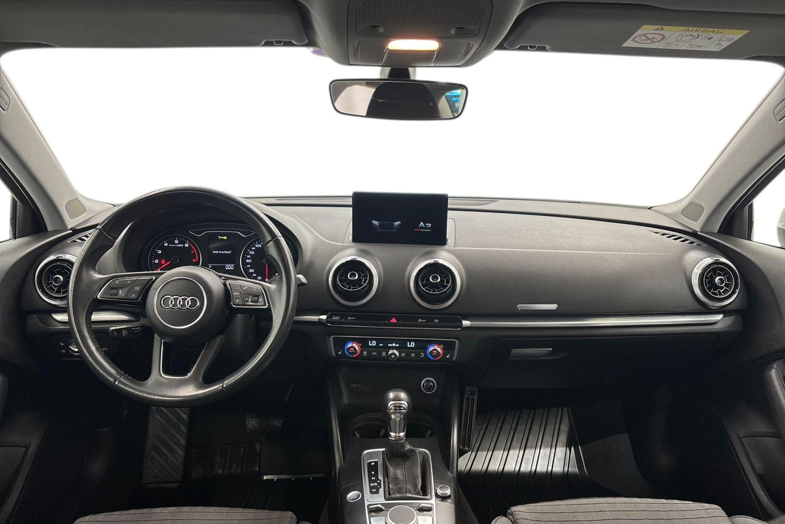 valkoinen Audi A3 2018 kuva 7.